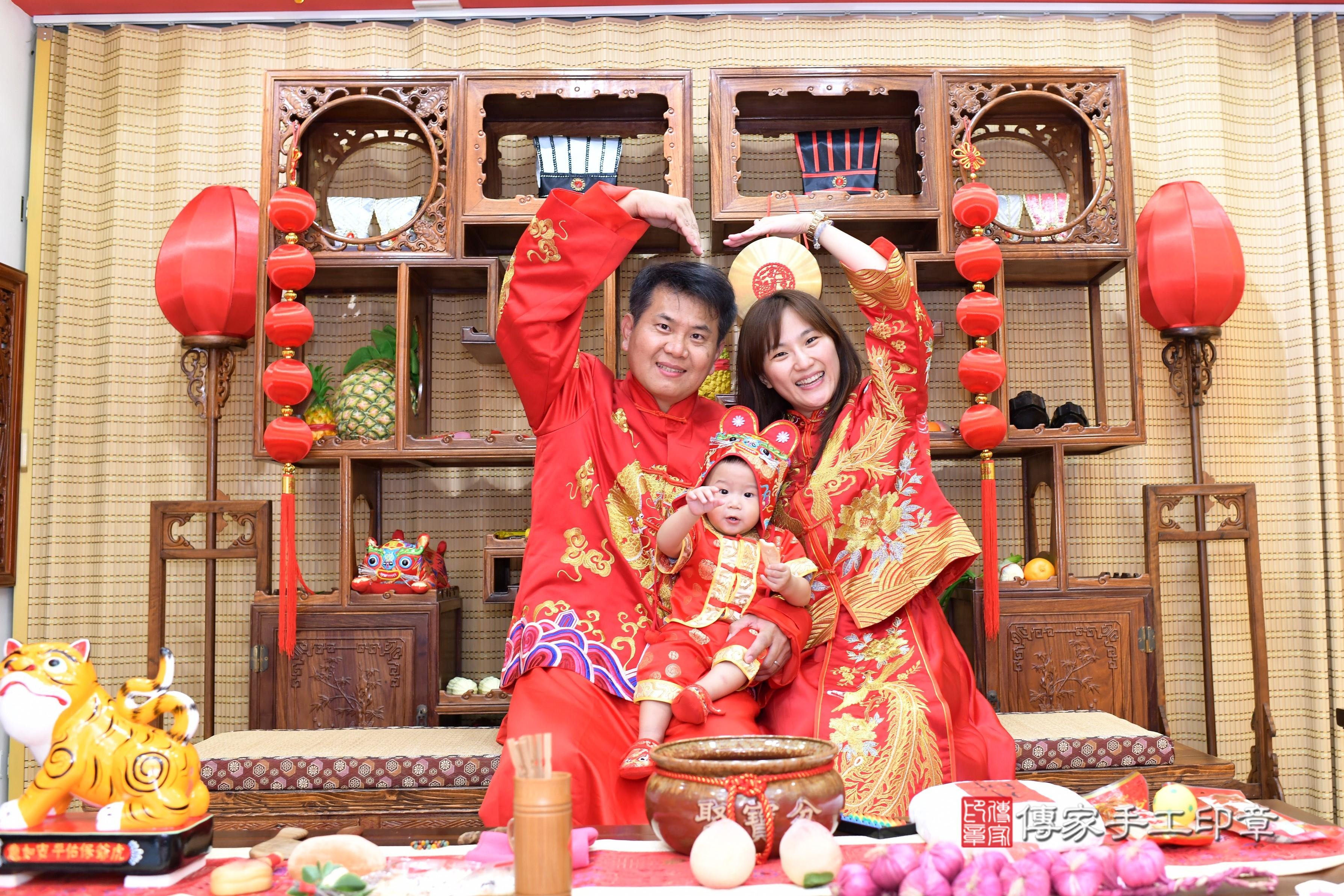 傳家手工印章台南店、抓周、度脺、美式風會場、傳家嬰兒古禮、吉祥話、抓周道具物品24種、拍照。抓周證書。寶寶抓周、滿周歲、生日快樂、祝福