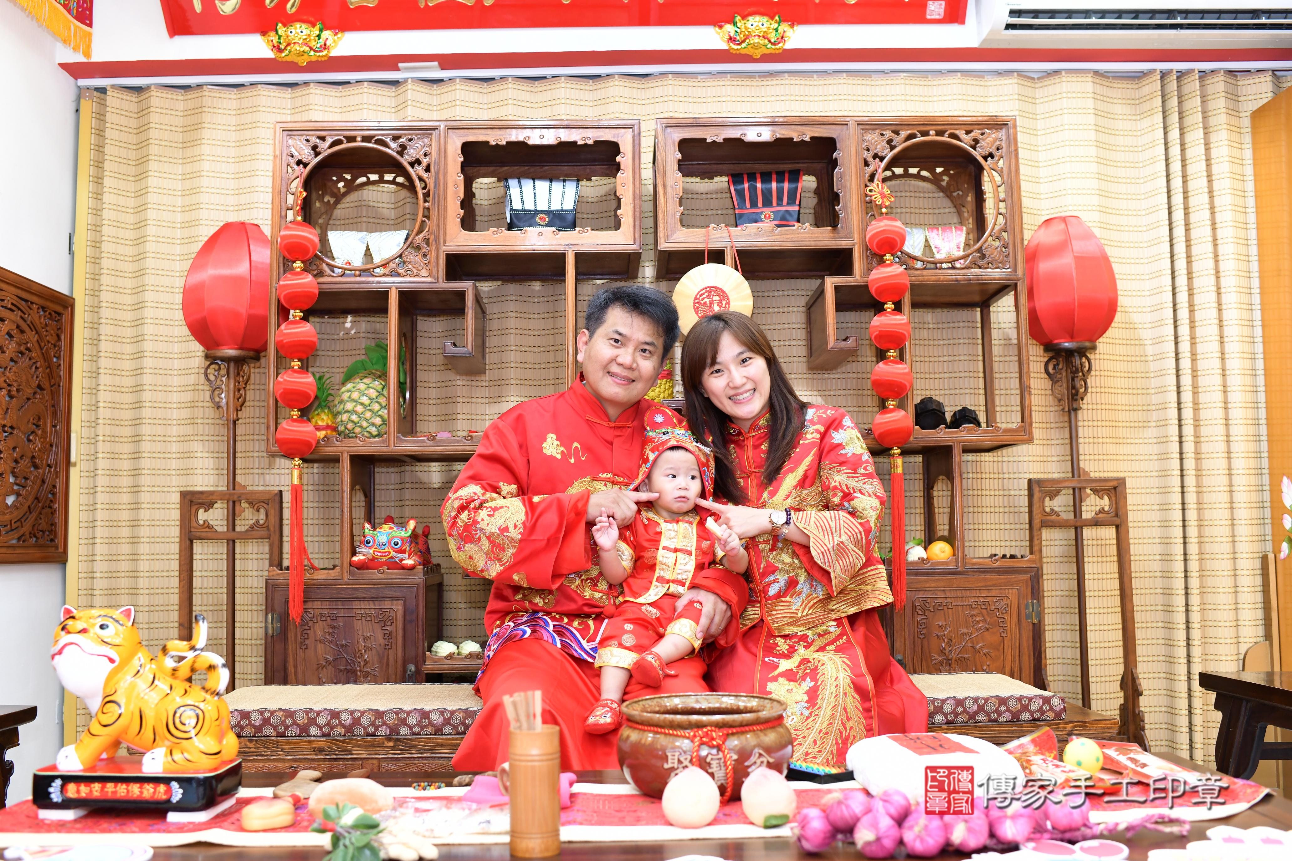 傳家手工印章台南店、抓周、度脺、美式風會場、傳家嬰兒古禮、吉祥話、抓周道具物品24種、拍照。抓周證書。寶寶抓周、滿周歲、生日快樂、祝福