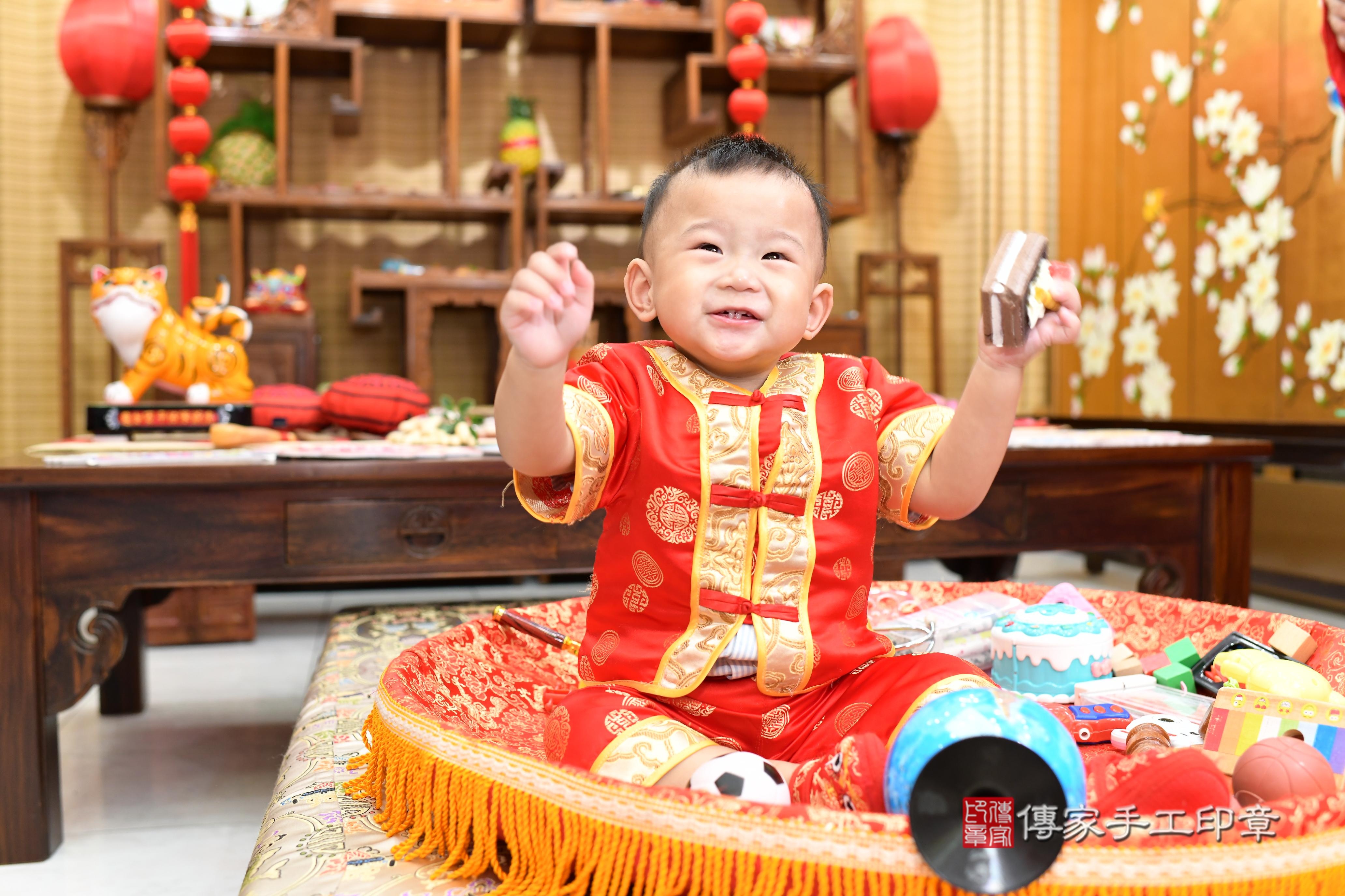 傳家手工印章台南店、抓周、度脺、美式風會場、傳家嬰兒古禮、吉祥話、抓周道具物品24種、拍照。抓周證書。寶寶抓周、滿周歲、生日快樂、祝福