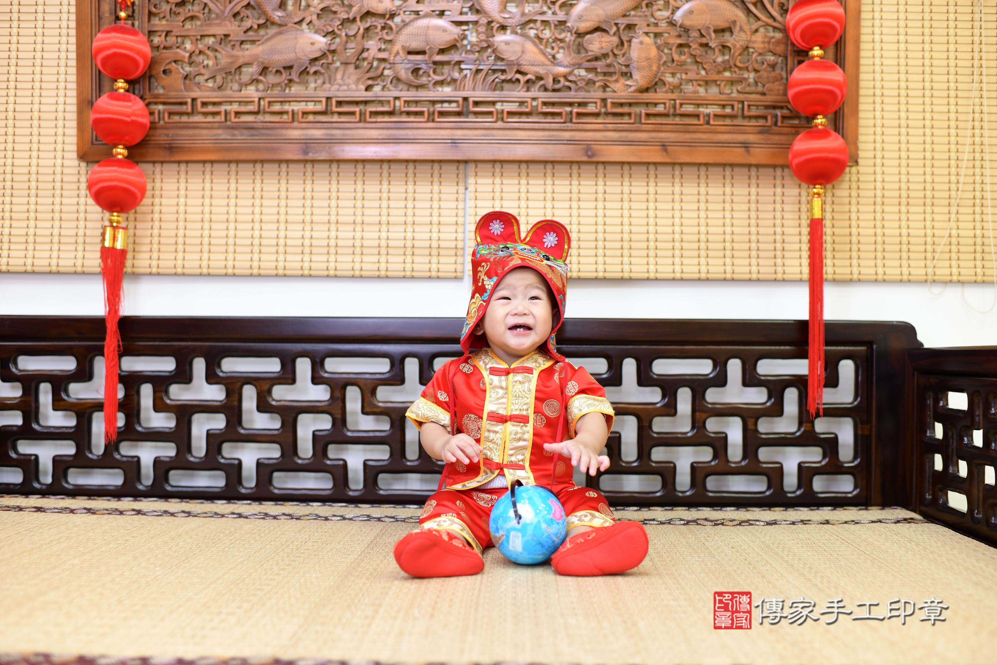 傳家手工印章台南店、抓周、度脺、美式風會場、傳家嬰兒古禮、吉祥話、抓周道具物品24種、拍照。抓周證書。寶寶抓周、滿周歲、生日快樂、祝福