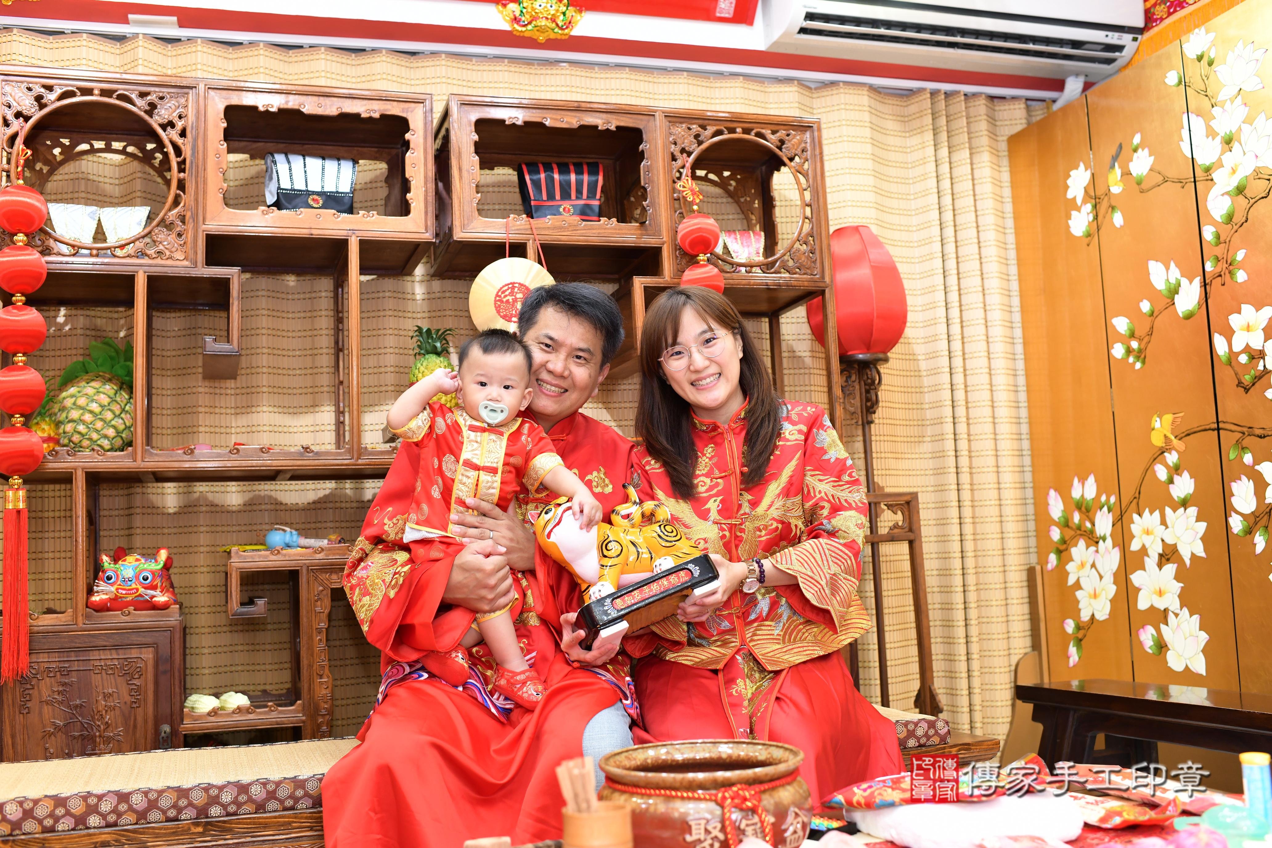 傳家手工印章台南店、抓周、度脺、美式風會場、傳家嬰兒古禮、吉祥話、抓周道具物品24種、拍照。抓周證書。寶寶抓周、滿周歲、生日快樂、祝福