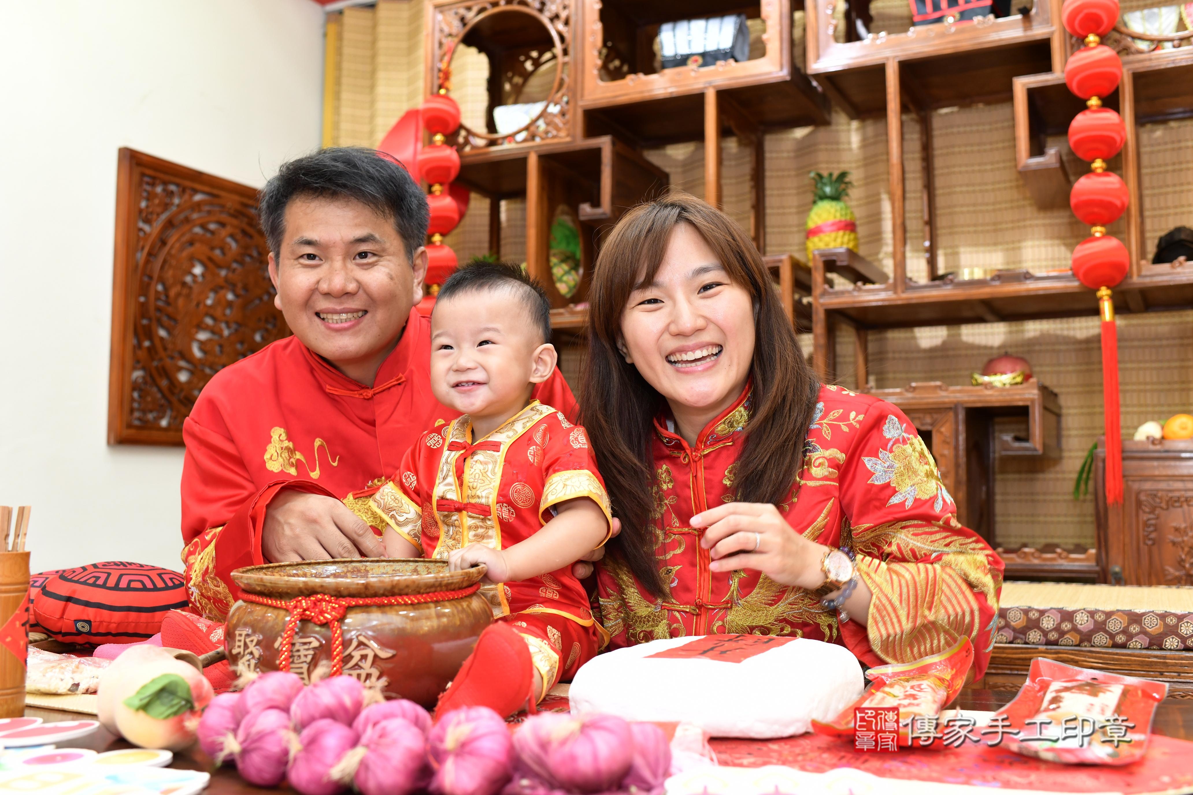 傳家手工印章台南店、抓周、度脺、美式風會場、傳家嬰兒古禮、吉祥話、抓周道具物品24種、拍照。抓周證書。寶寶抓周、滿周歲、生日快樂、祝福