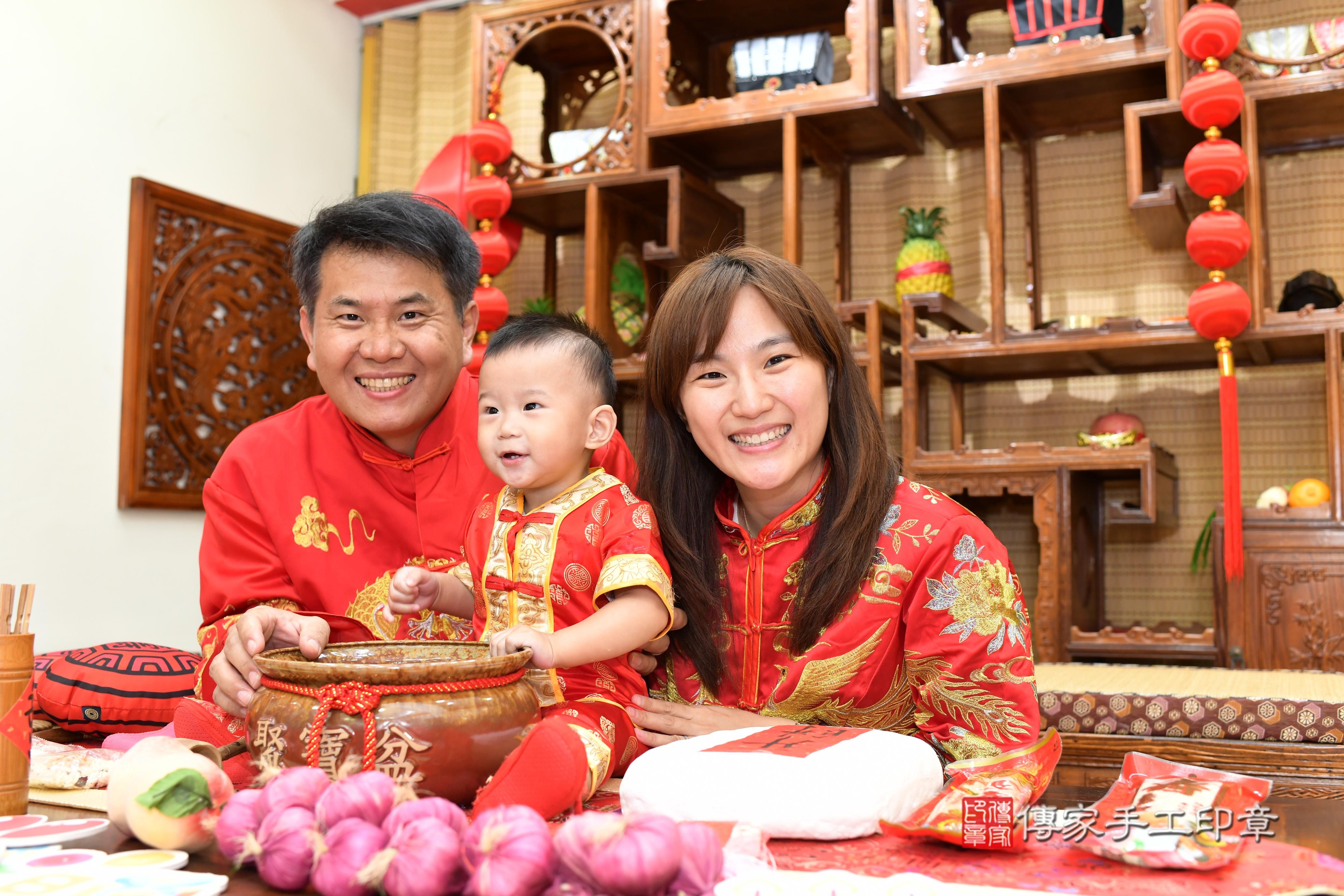 傳家手工印章台南店、抓周、度脺、美式風會場、傳家嬰兒古禮、吉祥話、抓周道具物品24種、拍照。抓周證書。寶寶抓周、滿周歲、生日快樂、祝福