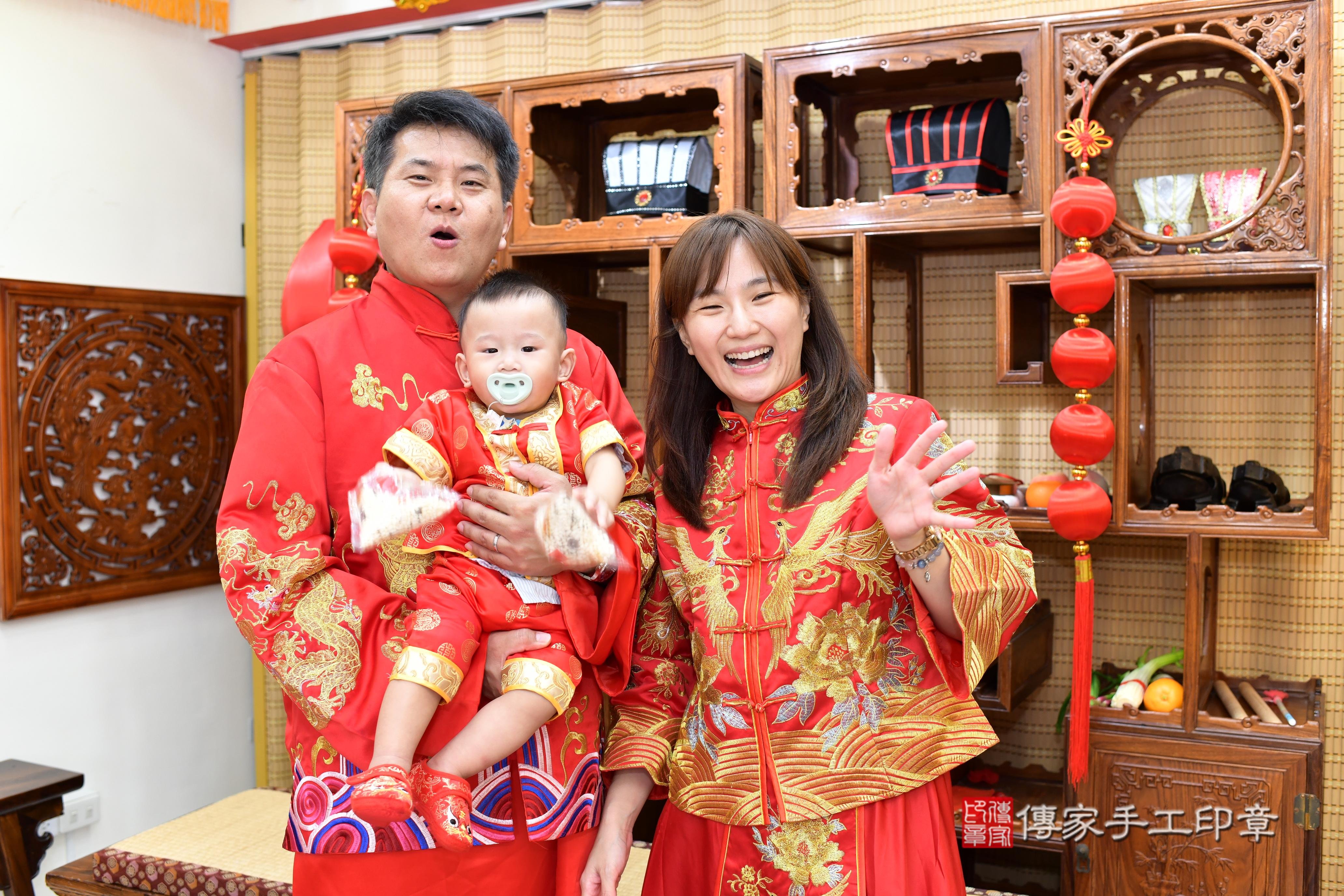 傳家手工印章台南店、抓周、度脺、美式風會場、傳家嬰兒古禮、吉祥話、抓周道具物品24種、拍照。抓周證書。寶寶抓周、滿周歲、生日快樂、祝福