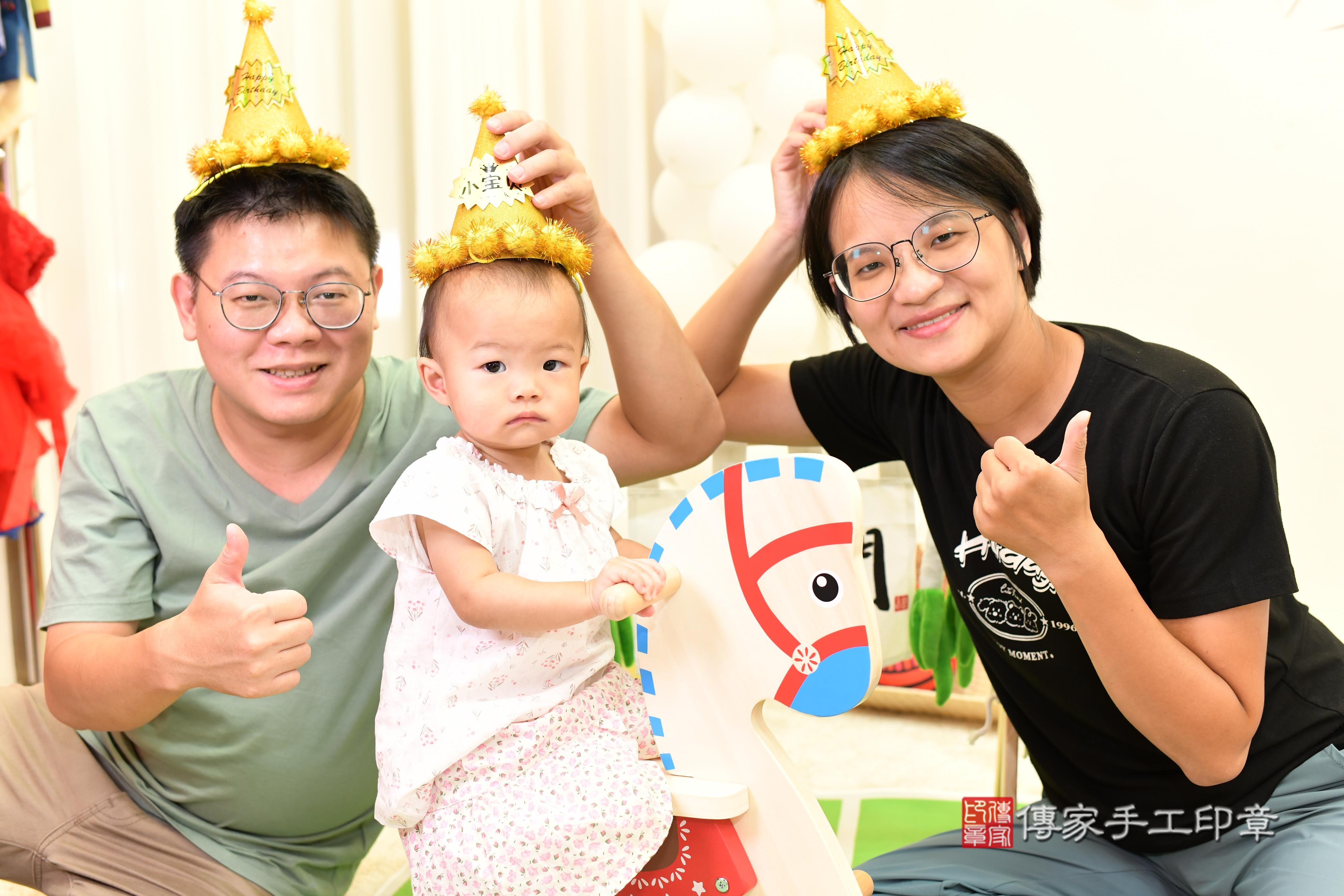 傳家手工印章台南店、抓周、度脺、美式風會場、傳家嬰兒古禮、吉祥話、抓周道具物品24種、拍照。抓周證書。寶寶抓周、滿周歲、生日快樂、祝福 傳家手工印章台南店、抓周、度脺、美式風會場、傳家嬰兒古禮、吉祥話、抓周道具物品24種、拍照。抓周證書。寶寶抓周、滿周歲、生日快樂、祝福