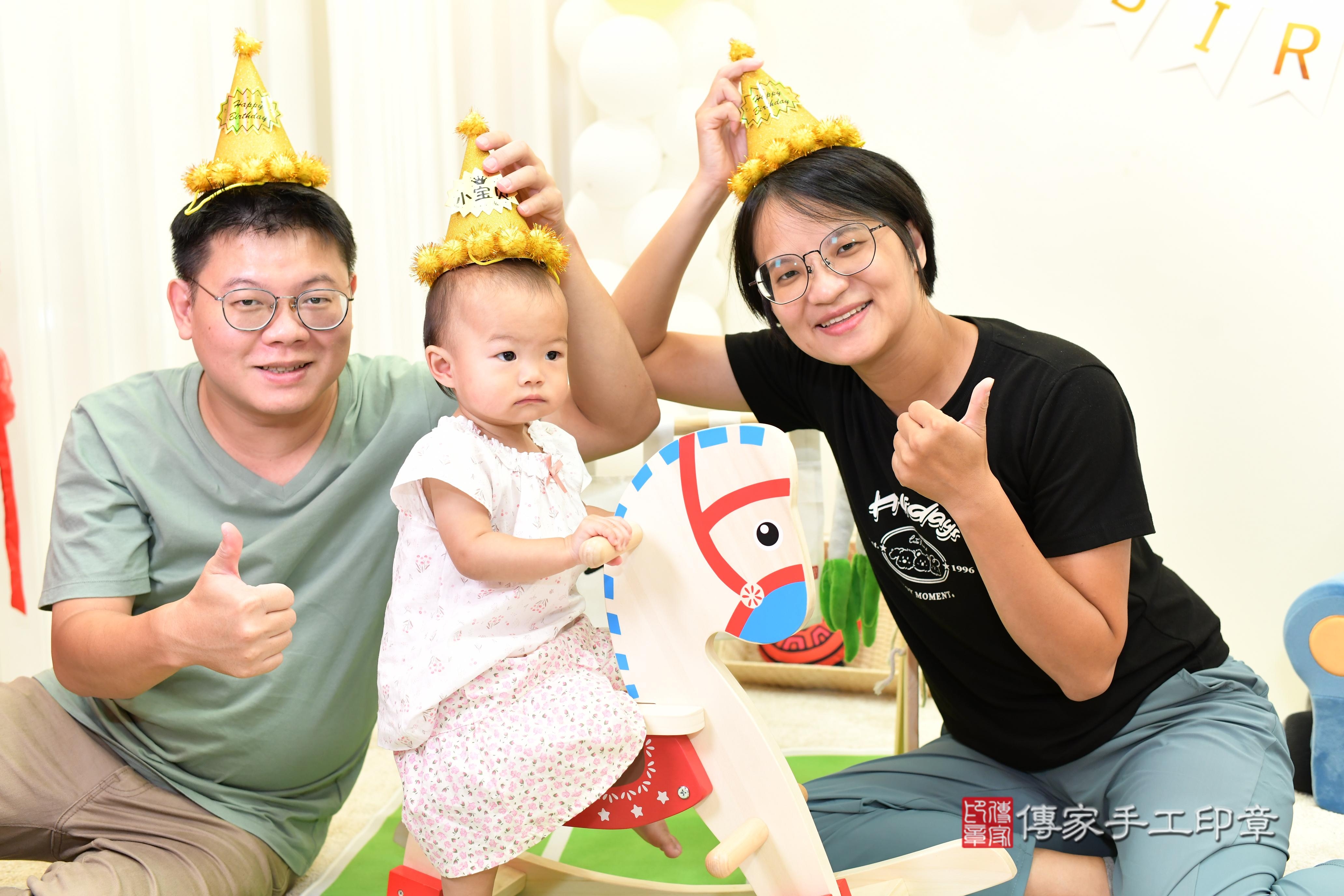 傳家手工印章台南店、抓周、度脺、美式風會場、傳家嬰兒古禮、吉祥話、抓周道具物品24種、拍照。抓周證書。寶寶抓周、滿周歲、生日快樂、祝福 傳家手工印章台南店、抓周、度脺、美式風會場、傳家嬰兒古禮、吉祥話、抓周道具物品24種、拍照。抓周證書。寶寶抓周、滿周歲、生日快樂、祝福