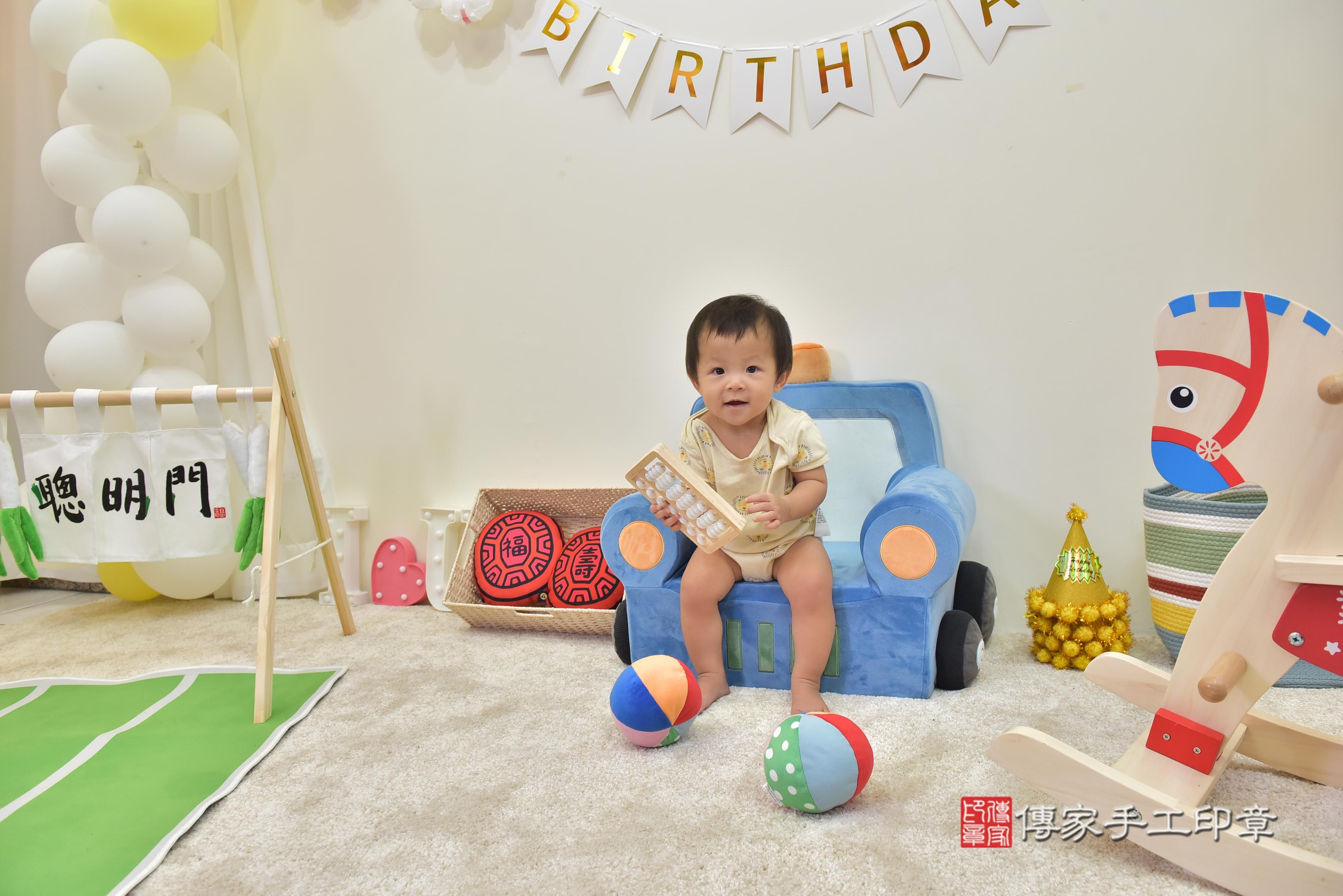 傳家手工印章台南店、抓周、度脺、美式風會場、傳家嬰兒古禮、吉祥話、抓周道具物品24種、拍照。抓周證書。寶寶抓周、滿周歲、生日快樂、祝福