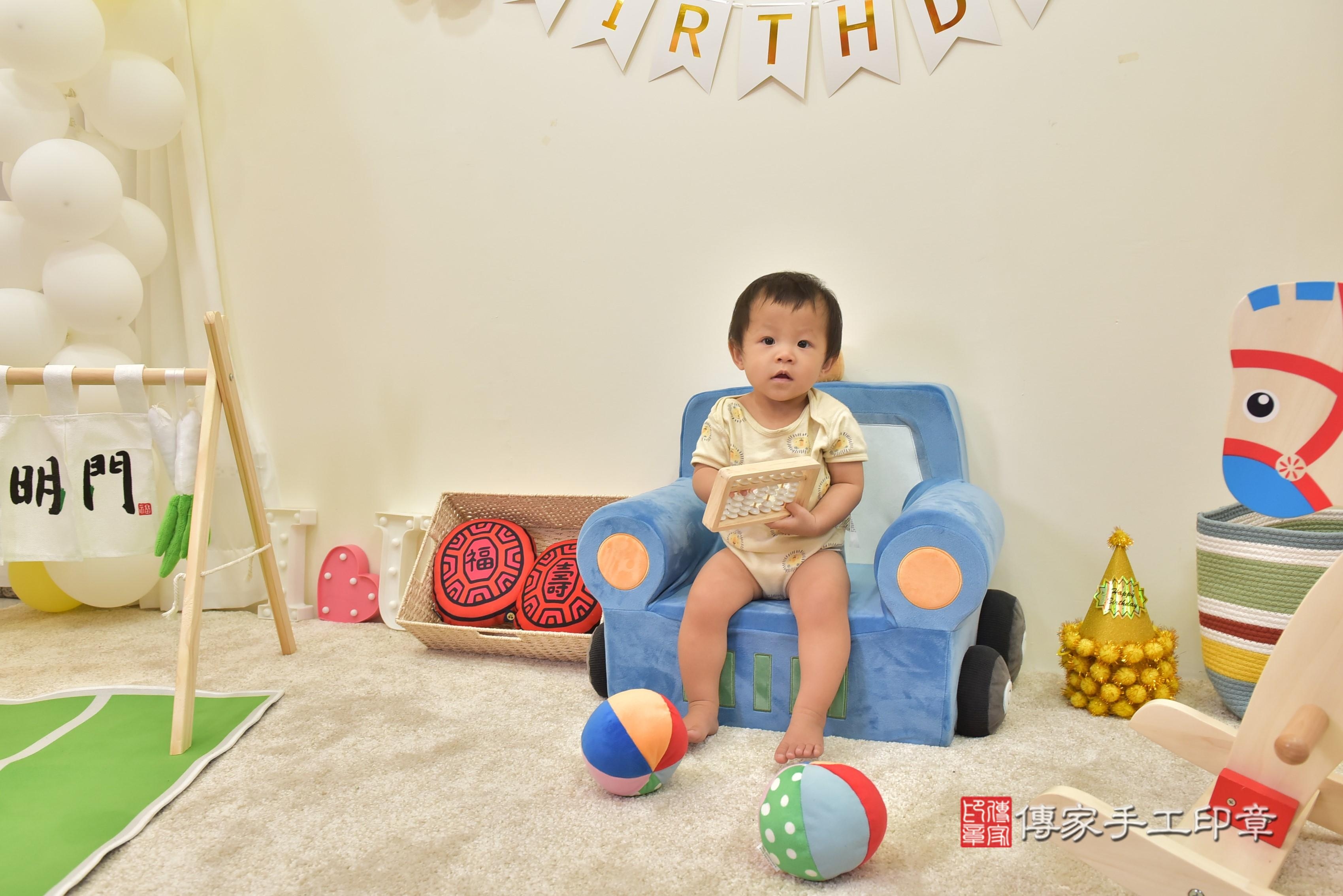 傳家手工印章台南店、抓周、度脺、美式風會場、傳家嬰兒古禮、吉祥話、抓周道具物品24種、拍照。抓周證書。寶寶抓周、滿周歲、生日快樂、祝福