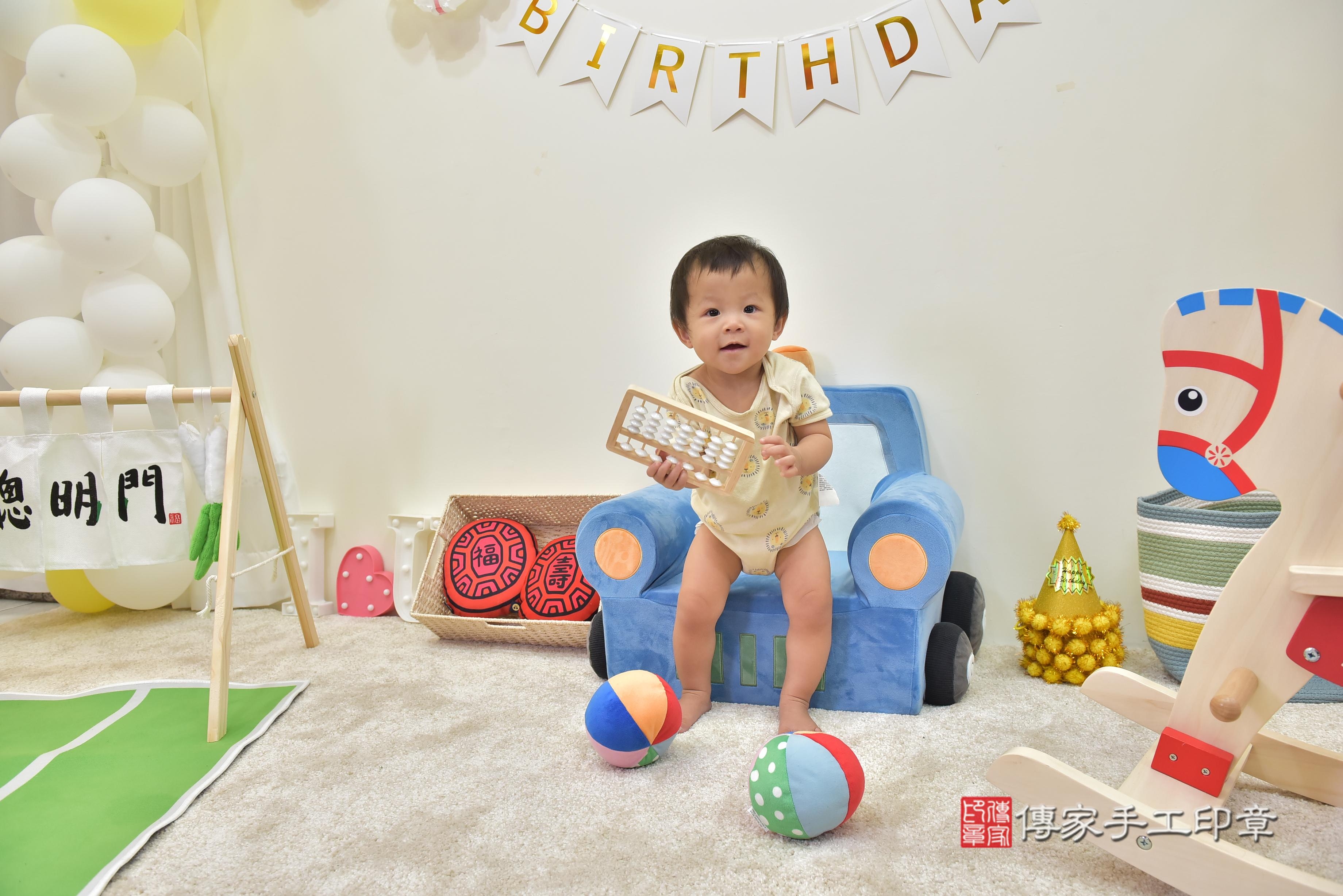 傳家手工印章台南店、抓周、度脺、美式風會場、傳家嬰兒古禮、吉祥話、抓周道具物品24種、拍照。抓周證書。寶寶抓周、滿周歲、生日快樂、祝福