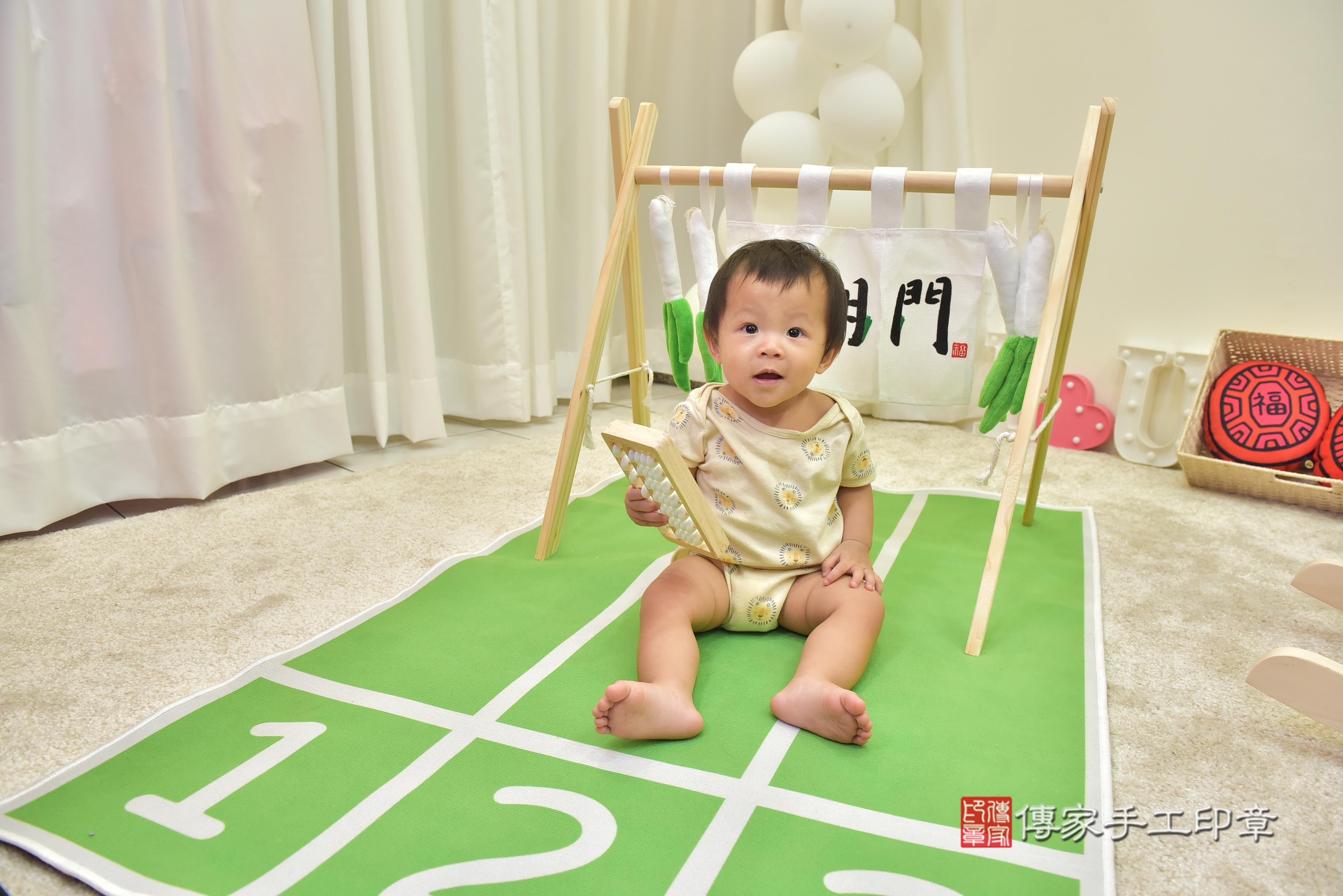傳家手工印章台南店、抓周、度脺、美式風會場、傳家嬰兒古禮、吉祥話、抓周道具物品24種、拍照。抓周證書。寶寶抓周、滿周歲、生日快樂、祝福