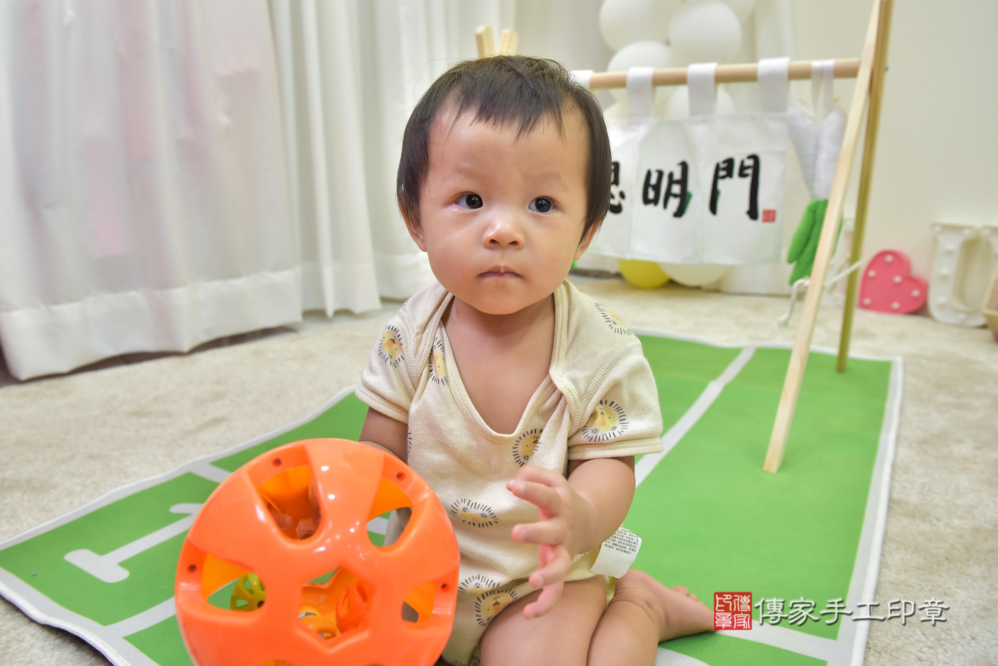 傳家手工印章台南店、抓周、度脺、美式風會場、傳家嬰兒古禮、吉祥話、抓周道具物品24種、拍照。抓周證書。寶寶抓周、滿周歲、生日快樂、祝福