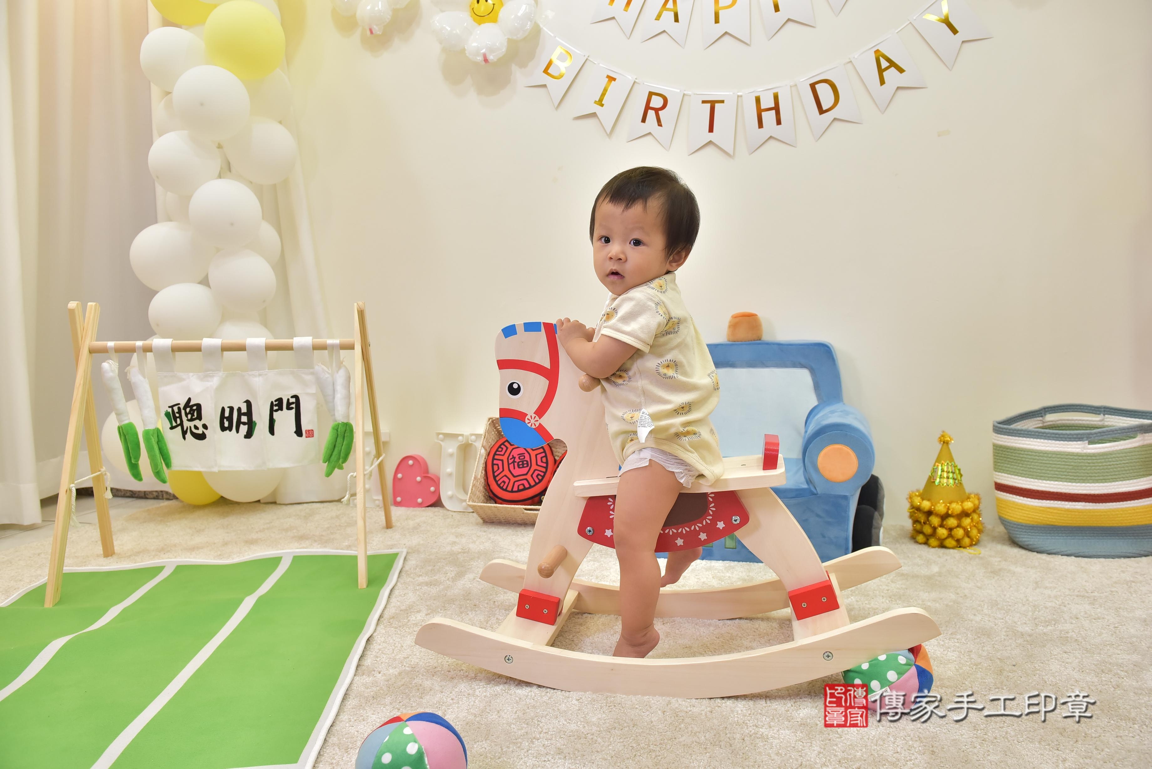 傳家手工印章台南店、抓周、度脺、美式風會場、傳家嬰兒古禮、吉祥話、抓周道具物品24種、拍照。抓周證書。寶寶抓周、滿周歲、生日快樂、祝福