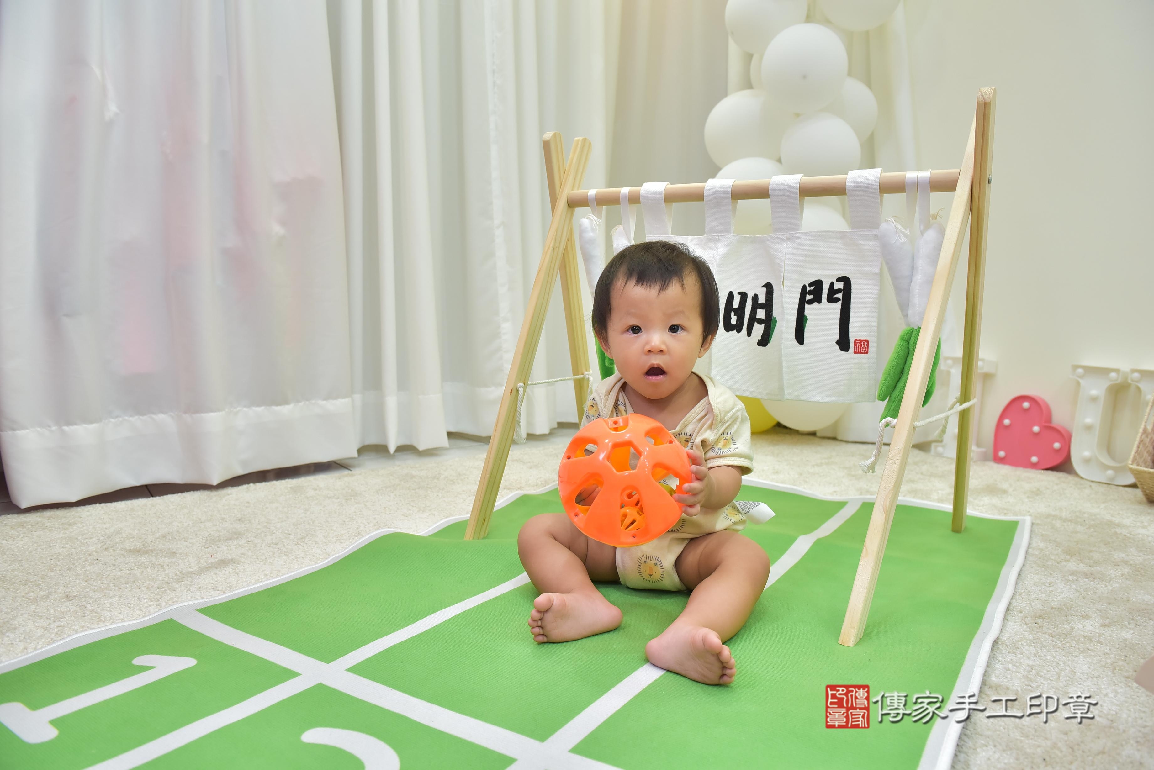 傳家手工印章台南店、抓周、度脺、美式風會場、傳家嬰兒古禮、吉祥話、抓周道具物品24種、拍照。抓周證書。寶寶抓周、滿周歲、生日快樂、祝福