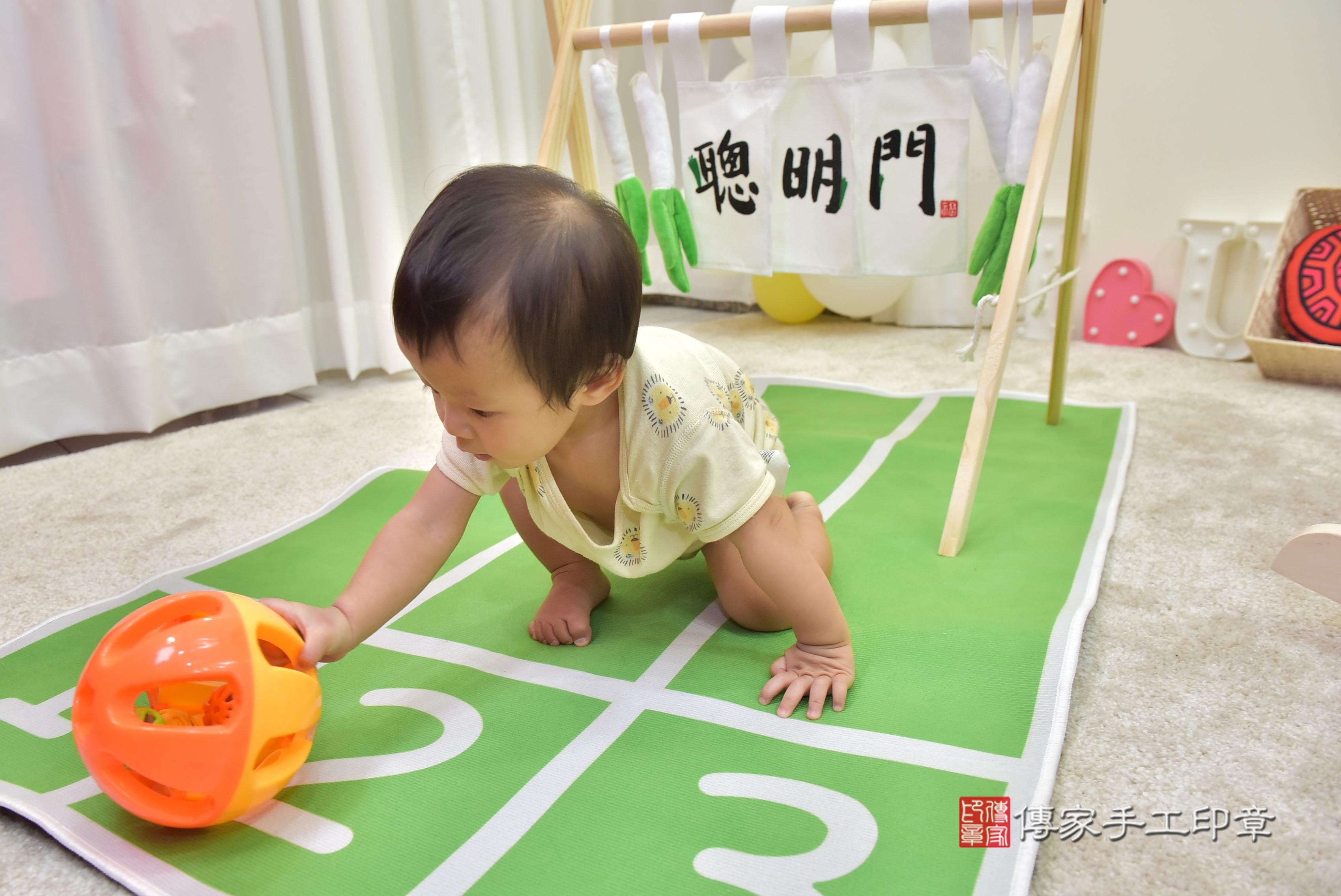 傳家手工印章台南店、抓周、度脺、美式風會場、傳家嬰兒古禮、吉祥話、抓周道具物品24種、拍照。抓周證書。寶寶抓周、滿周歲、生日快樂、祝福