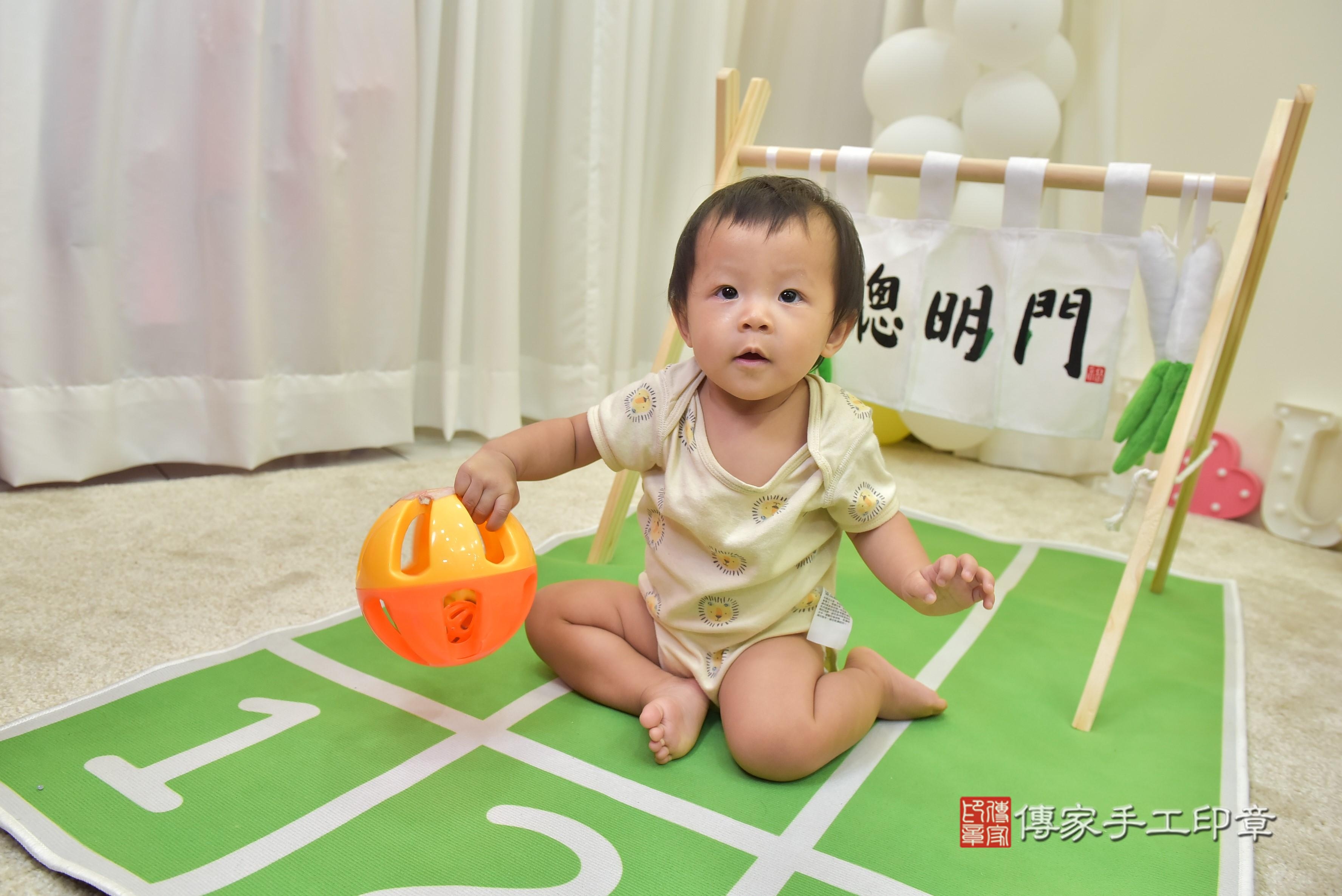 傳家手工印章台南店、抓周、度脺、美式風會場、傳家嬰兒古禮、吉祥話、抓周道具物品24種、拍照。抓周證書。寶寶抓周、滿周歲、生日快樂、祝福