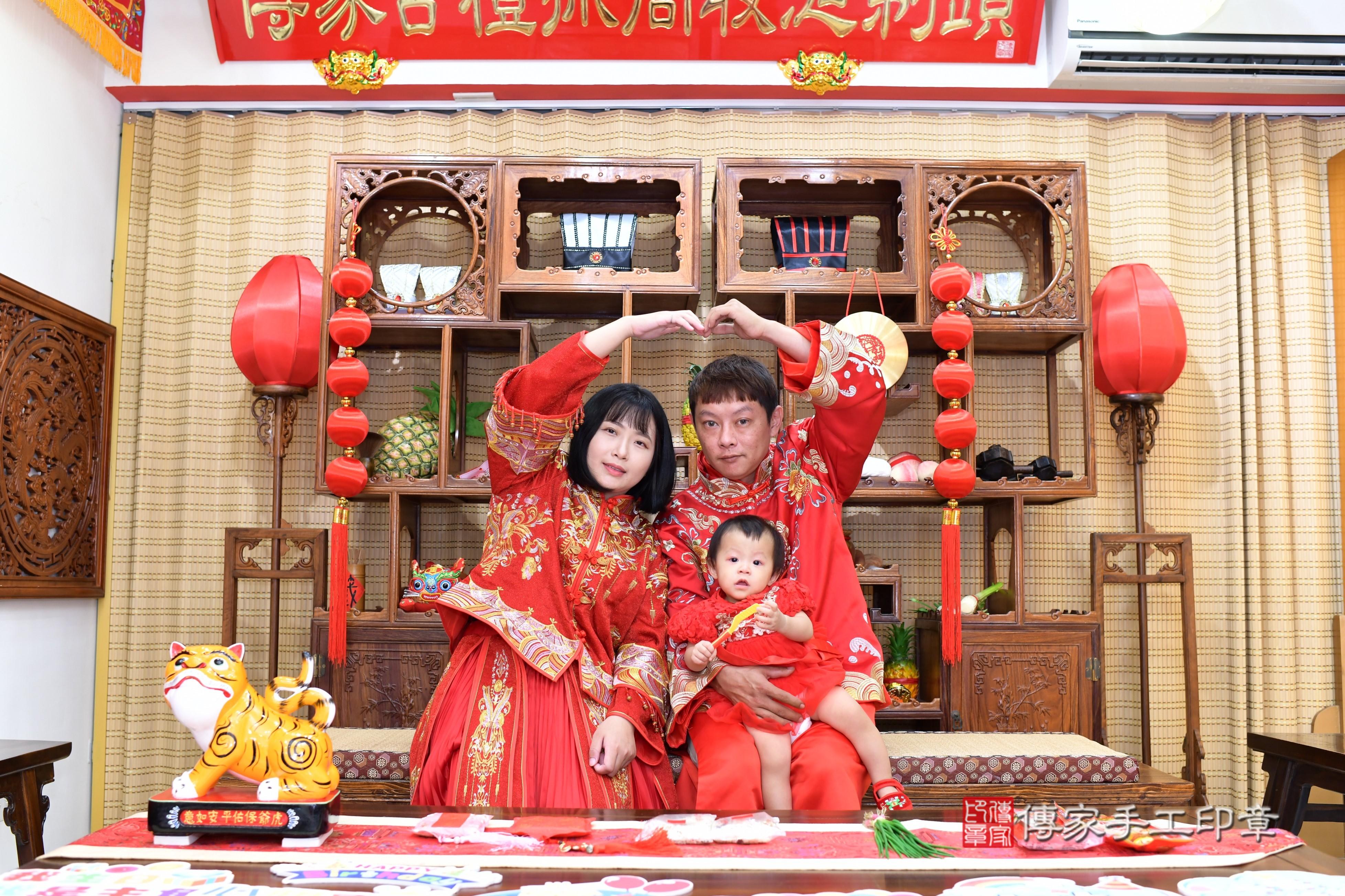 傳家手工印章台南店、抓周、度脺、美式風會場、傳家嬰兒古禮、吉祥話、抓周道具物品24種、拍照。抓周證書。寶寶抓周、滿周歲、生日快樂、祝福