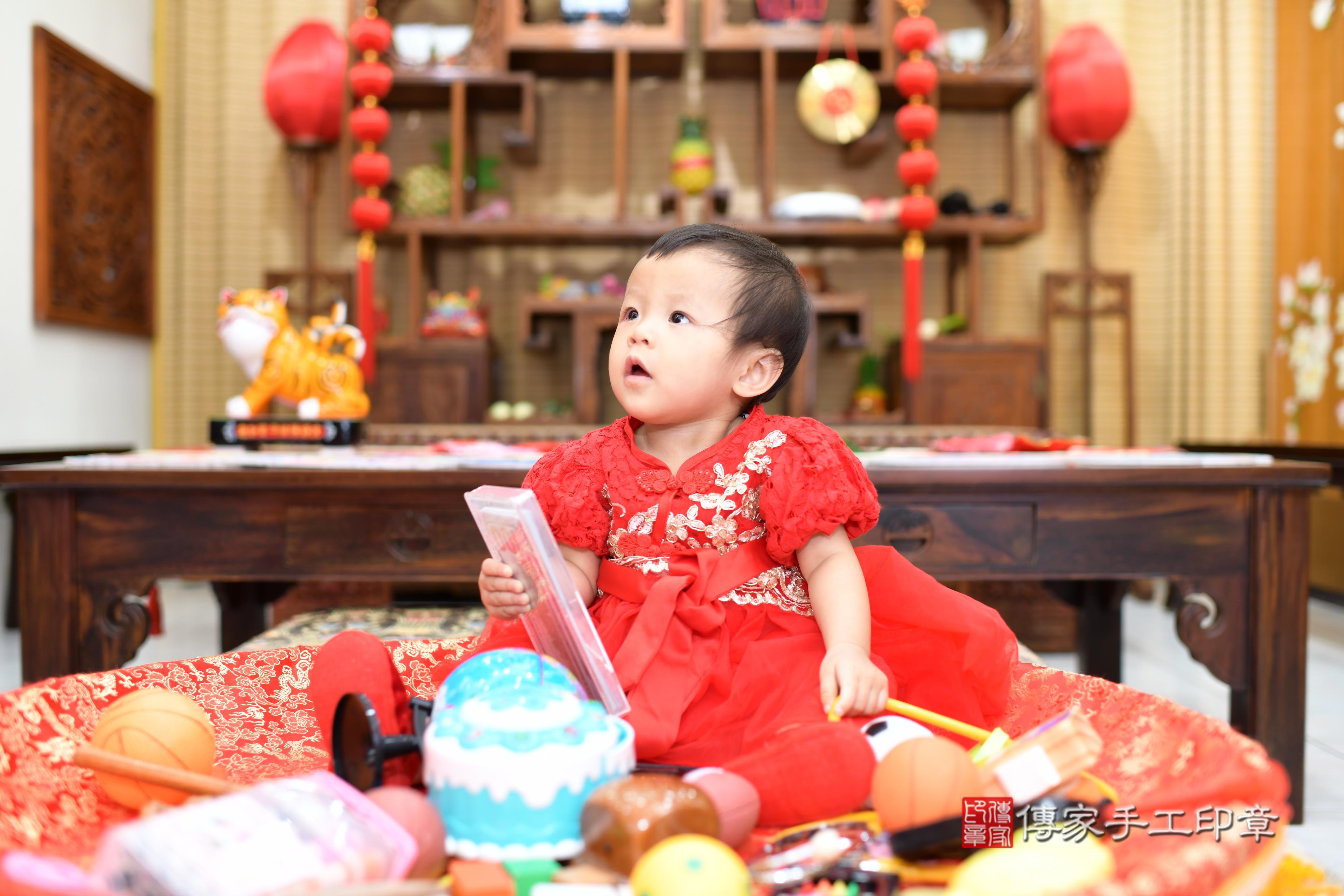 傳家手工印章台南店、抓周、度脺、美式風會場、傳家嬰兒古禮、吉祥話、抓周道具物品24種、拍照。抓周證書。寶寶抓周、滿周歲、生日快樂、祝福