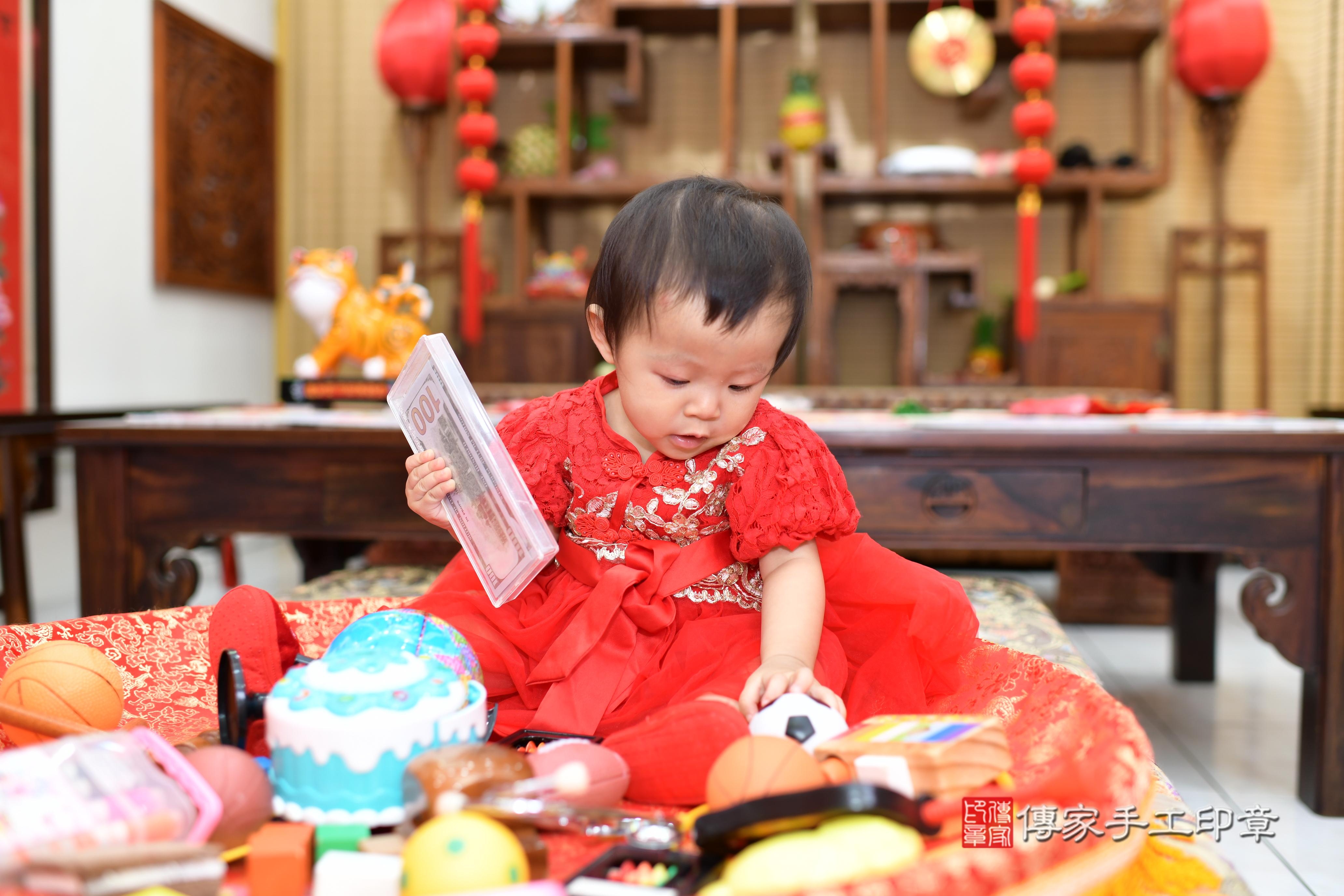 傳家手工印章台南店、抓周、度脺、美式風會場、傳家嬰兒古禮、吉祥話、抓周道具物品24種、拍照。抓周證書。寶寶抓周、滿周歲、生日快樂、祝福