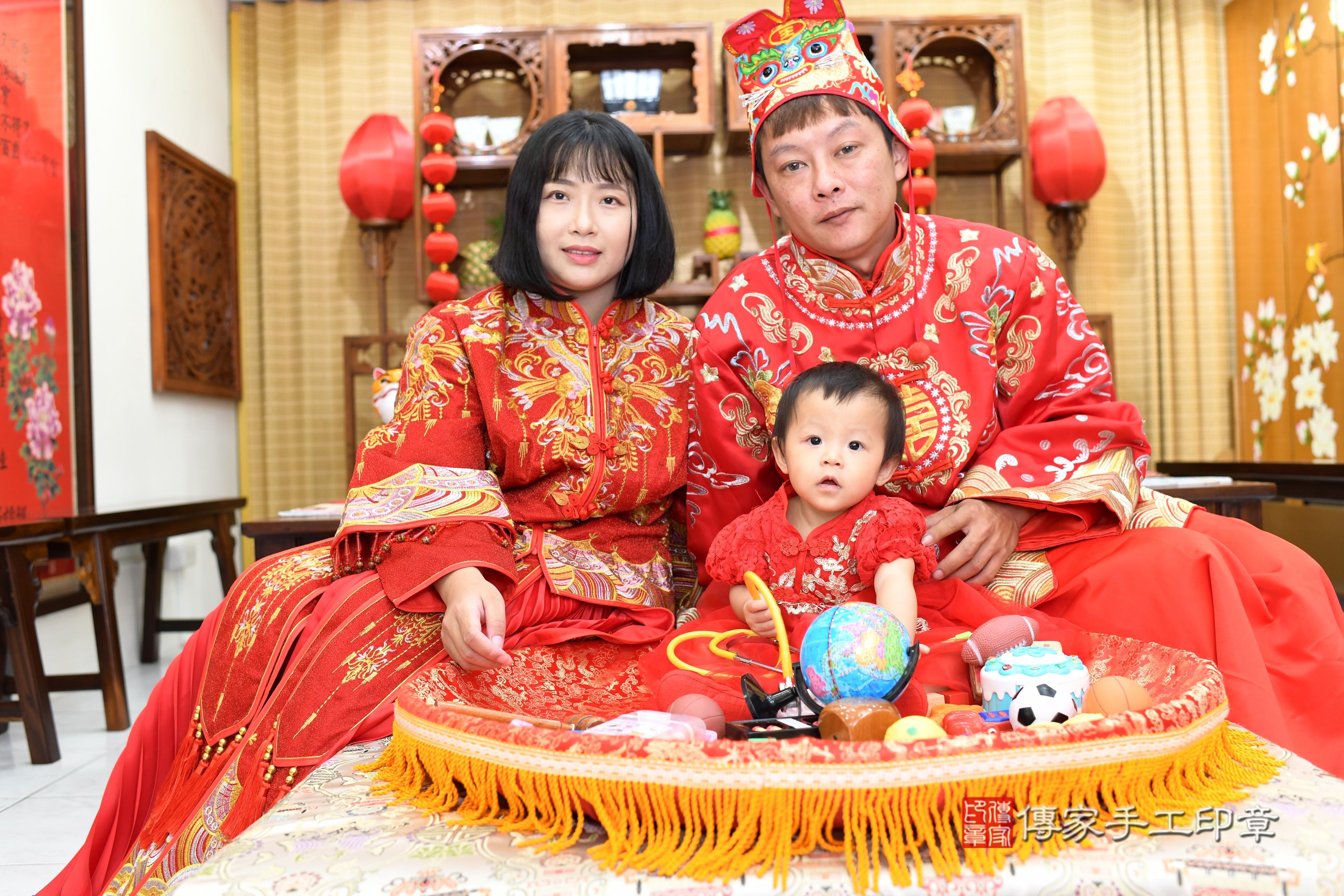 傳家手工印章台南店、抓周、度脺、美式風會場、傳家嬰兒古禮、吉祥話、抓周道具物品24種、拍照。抓周證書。寶寶抓周、滿周歲、生日快樂、祝福