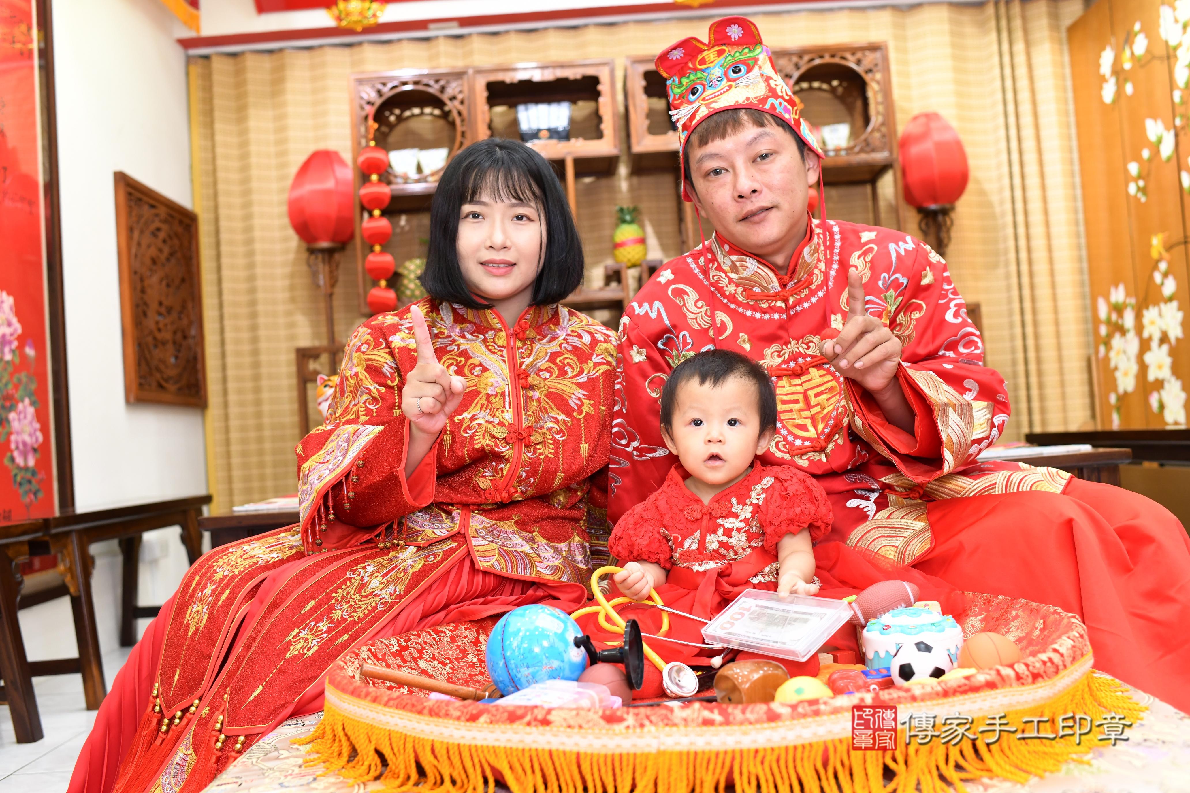 傳家手工印章台南店、抓周、度脺、美式風會場、傳家嬰兒古禮、吉祥話、抓周道具物品24種、拍照。抓周證書。寶寶抓周、滿周歲、生日快樂、祝福