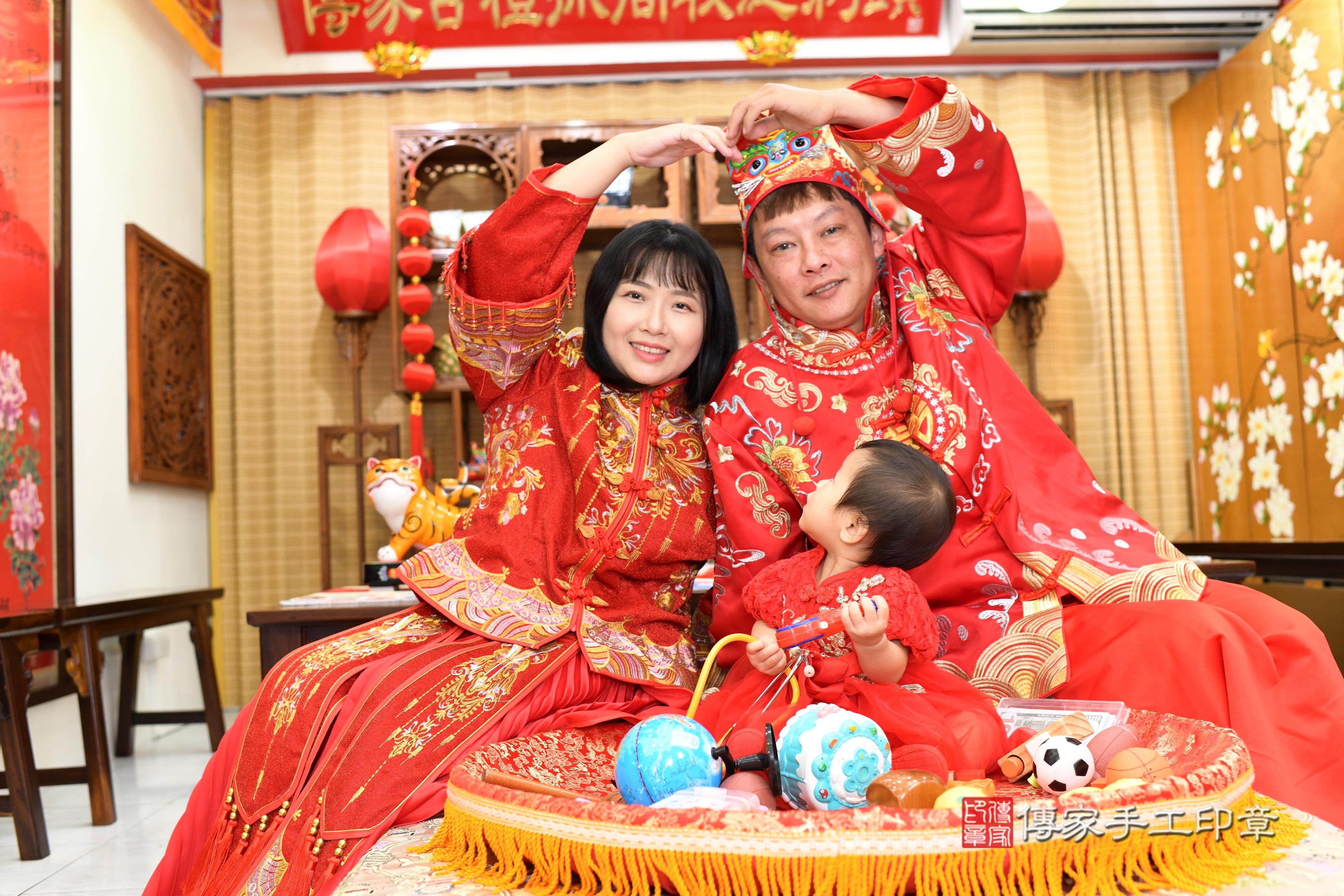 傳家手工印章台南店、抓周、度脺、美式風會場、傳家嬰兒古禮、吉祥話、抓周道具物品24種、拍照。抓周證書。寶寶抓周、滿周歲、生日快樂、祝福