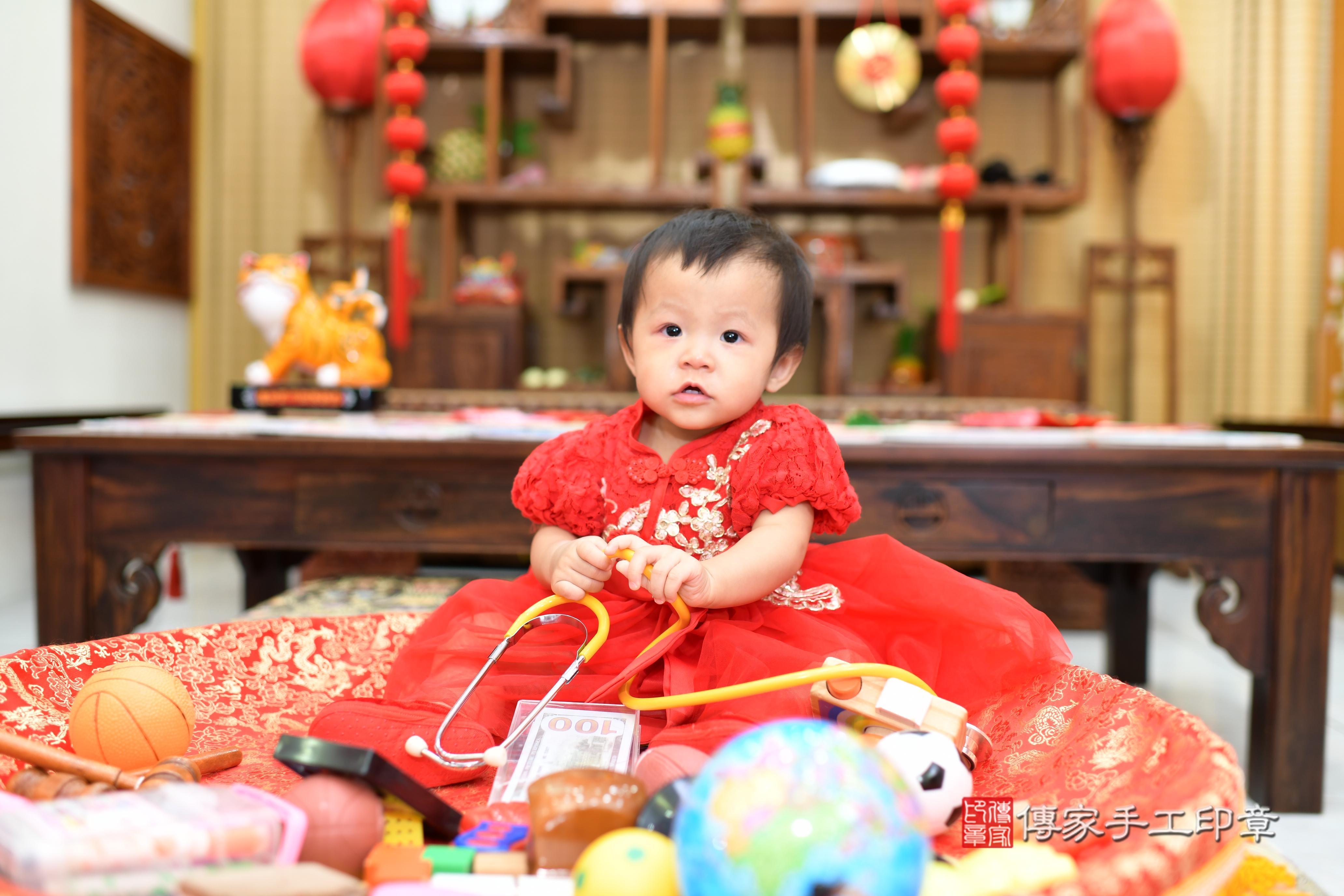 傳家手工印章台南店、抓周、度脺、美式風會場、傳家嬰兒古禮、吉祥話、抓周道具物品24種、拍照。抓周證書。寶寶抓周、滿周歲、生日快樂、祝福