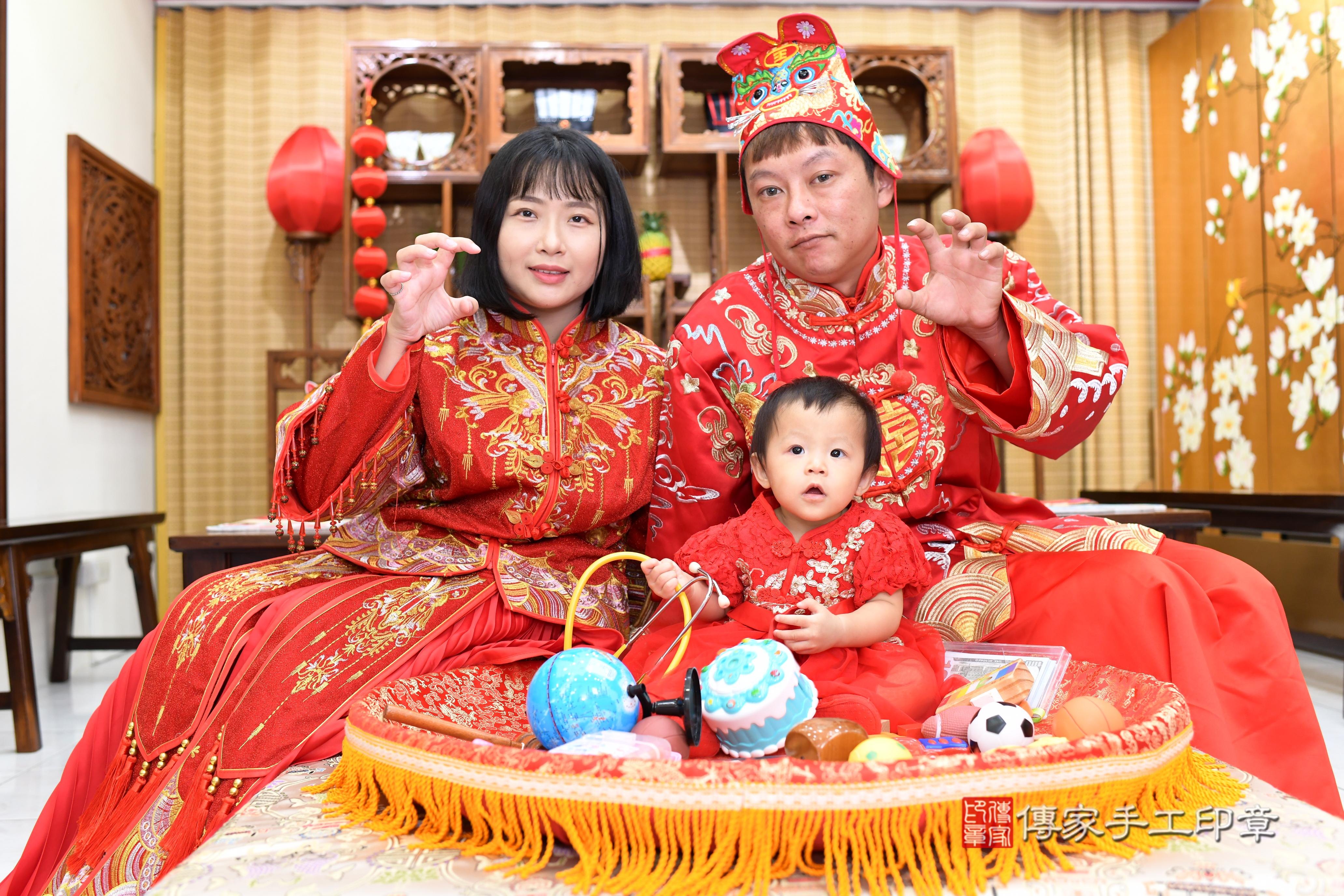 傳家手工印章台南店、抓周、度脺、美式風會場、傳家嬰兒古禮、吉祥話、抓周道具物品24種、拍照。抓周證書。寶寶抓周、滿周歲、生日快樂、祝福