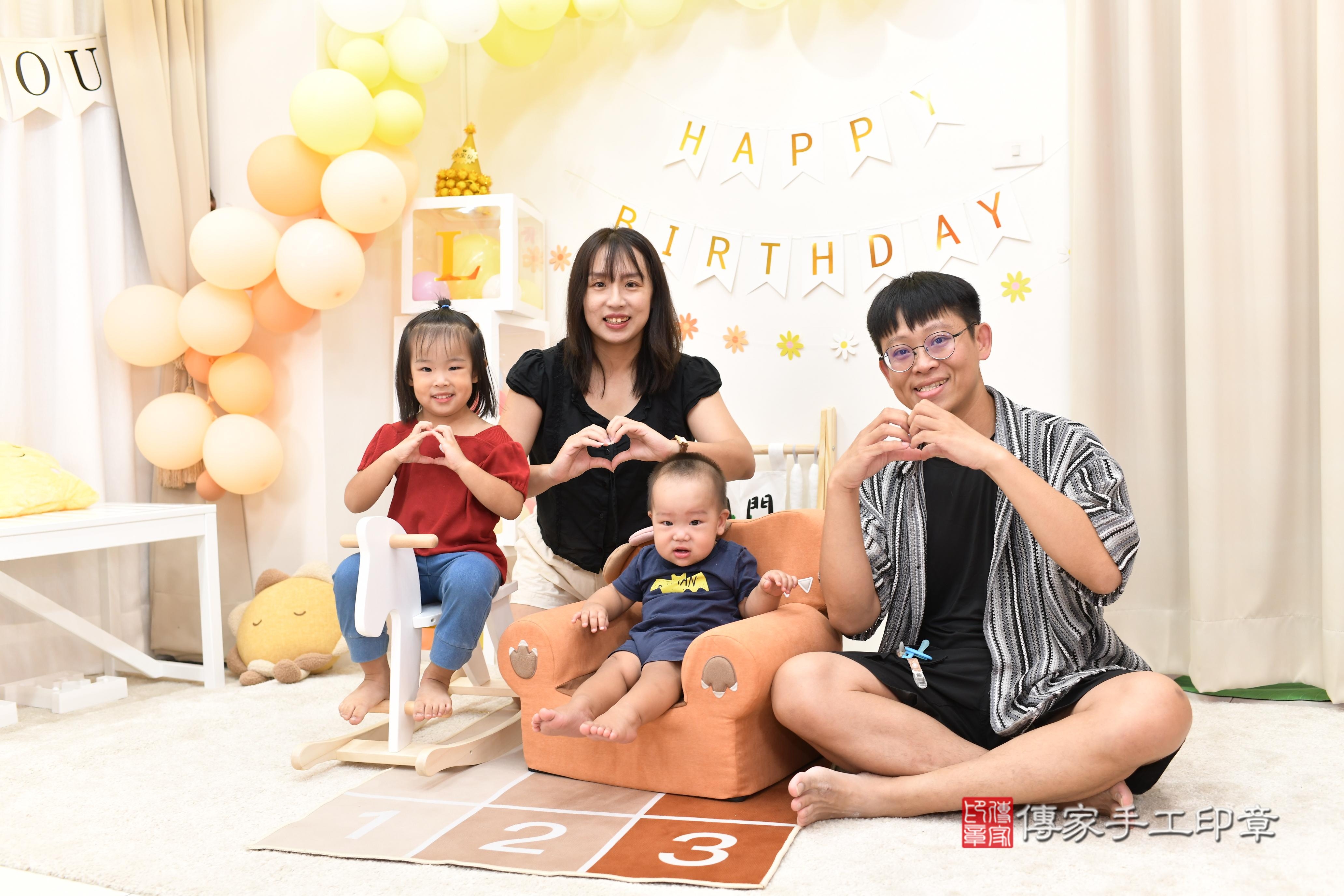 傳家手工印章高雄店、抓周、度脺、中國風會場、傳家嬰兒古禮、吉祥話、抓周道具物品24種、拍照。抓周證書。寶寶抓周、滿周歲、生日快樂、祝福 傳家手工印章高雄店、抓周、度脺、中國風會場、傳家嬰兒古禮、吉祥話、抓周道具物品24種、拍照。抓周證書。寶寶抓周、滿周歲、生日快樂、祝福