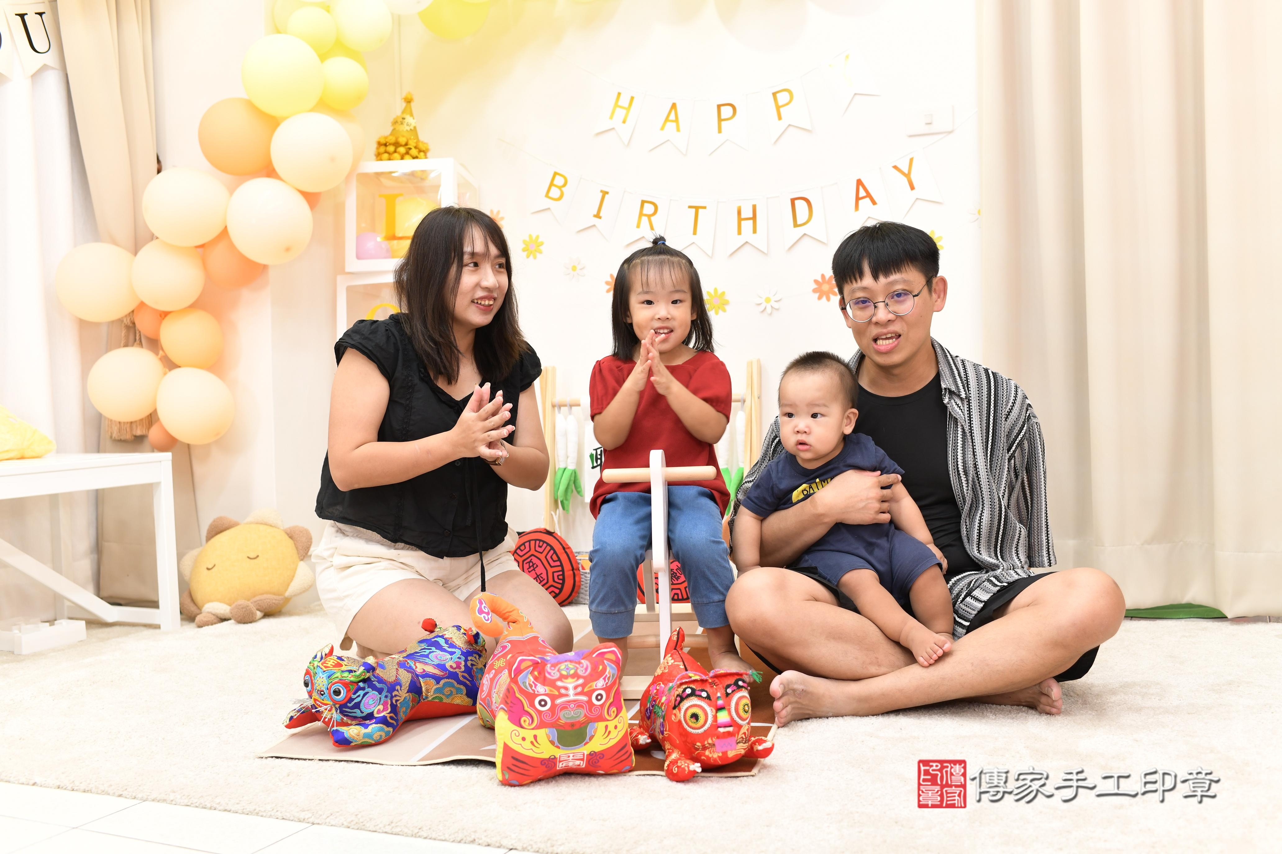 傳家手工印章高雄店、抓周、度脺、中國風會場、傳家嬰兒古禮、吉祥話、抓周道具物品24種、拍照。抓周證書。寶寶抓周、滿周歲、生日快樂、祝福 傳家手工印章高雄店、抓周、度脺、中國風會場、傳家嬰兒古禮、吉祥話、抓周道具物品24種、拍照。抓周證書。寶寶抓周、滿周歲、生日快樂、祝福