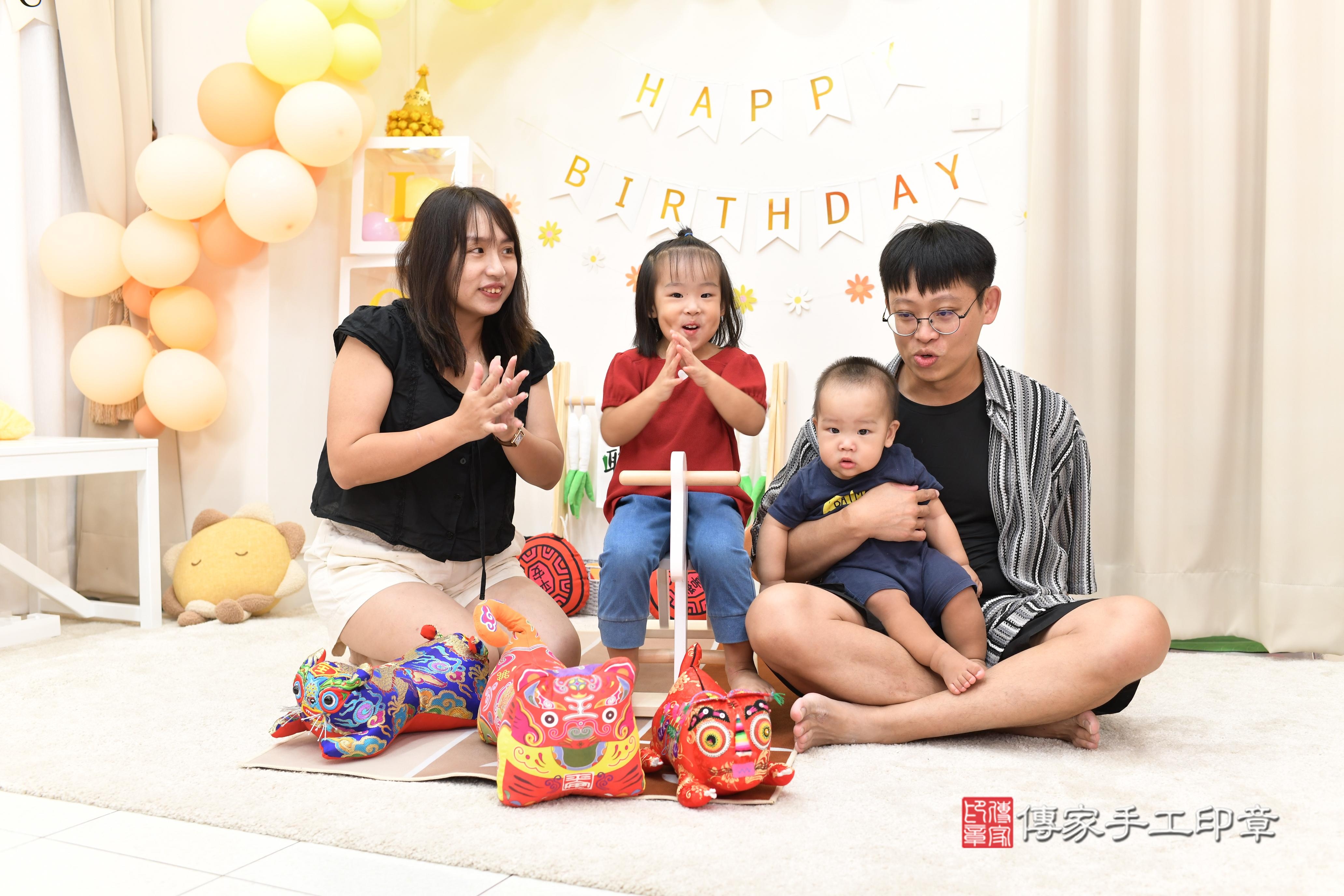 傳家手工印章高雄店、抓周、度脺、中國風會場、傳家嬰兒古禮、吉祥話、抓周道具物品24種、拍照。抓周證書。寶寶抓周、滿周歲、生日快樂、祝福 傳家手工印章高雄店、抓周、度脺、中國風會場、傳家嬰兒古禮、吉祥話、抓周道具物品24種、拍照。抓周證書。寶寶抓周、滿周歲、生日快樂、祝福