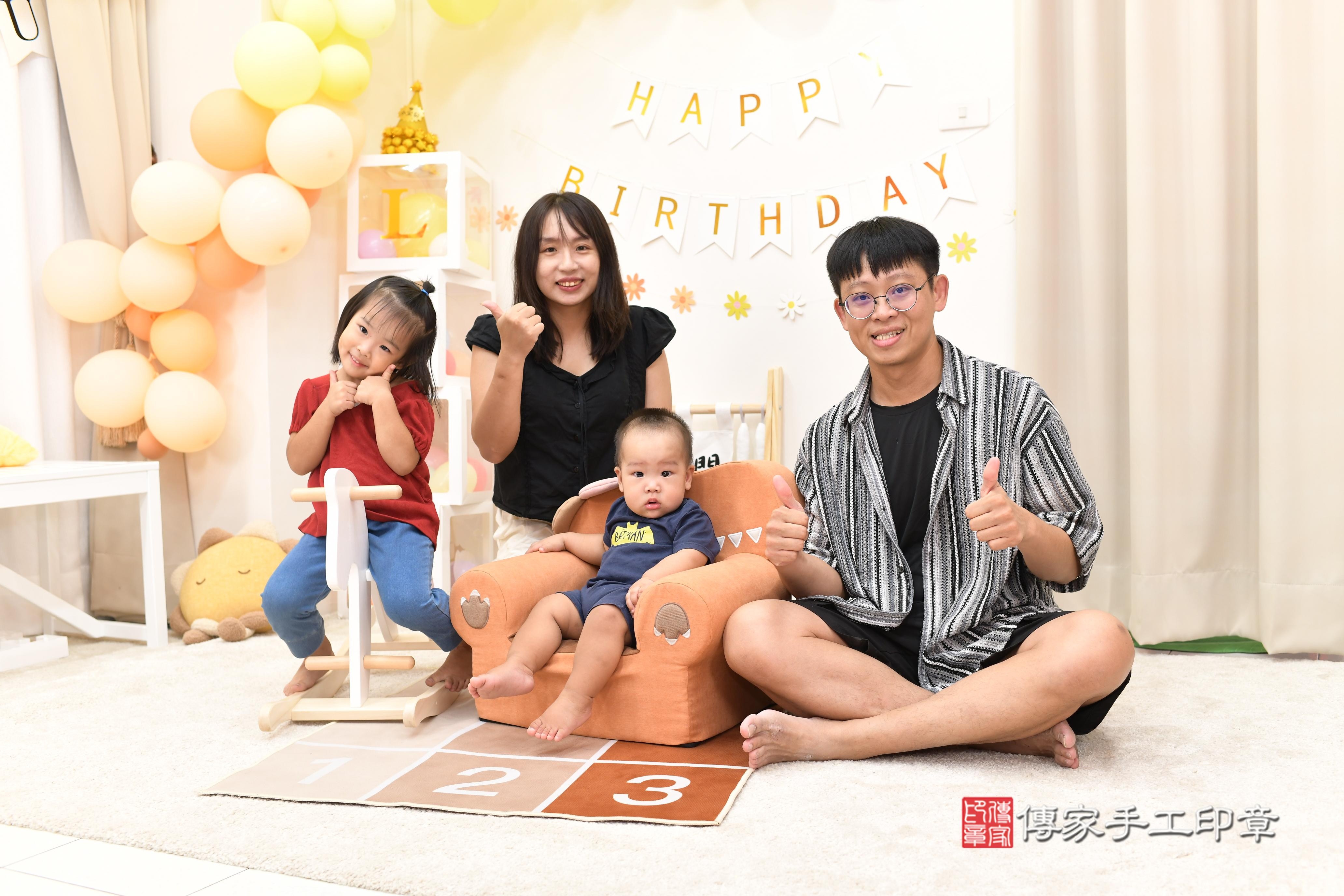 傳家手工印章高雄店、抓周、度脺、中國風會場、傳家嬰兒古禮、吉祥話、抓周道具物品24種、拍照。抓周證書。寶寶抓周、滿周歲、生日快樂、祝福 傳家手工印章高雄店、抓周、度脺、中國風會場、傳家嬰兒古禮、吉祥話、抓周道具物品24種、拍照。抓周證書。寶寶抓周、滿周歲、生日快樂、祝福