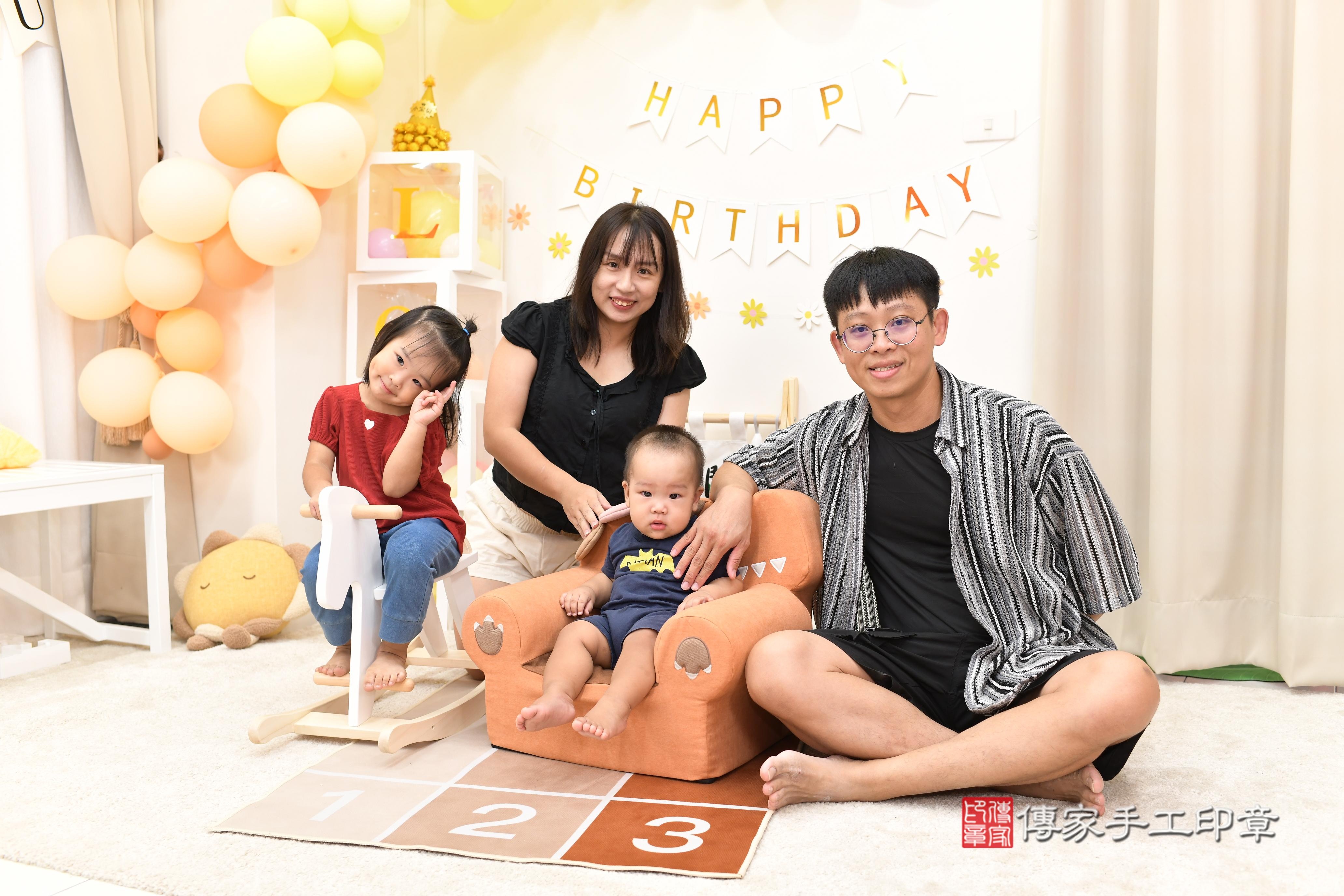 傳家手工印章高雄店、抓周、度脺、中國風會場、傳家嬰兒古禮、吉祥話、抓周道具物品24種、拍照。抓周證書。寶寶抓周、滿周歲、生日快樂、祝福 傳家手工印章高雄店、抓周、度脺、中國風會場、傳家嬰兒古禮、吉祥話、抓周道具物品24種、拍照。抓周證書。寶寶抓周、滿周歲、生日快樂、祝福