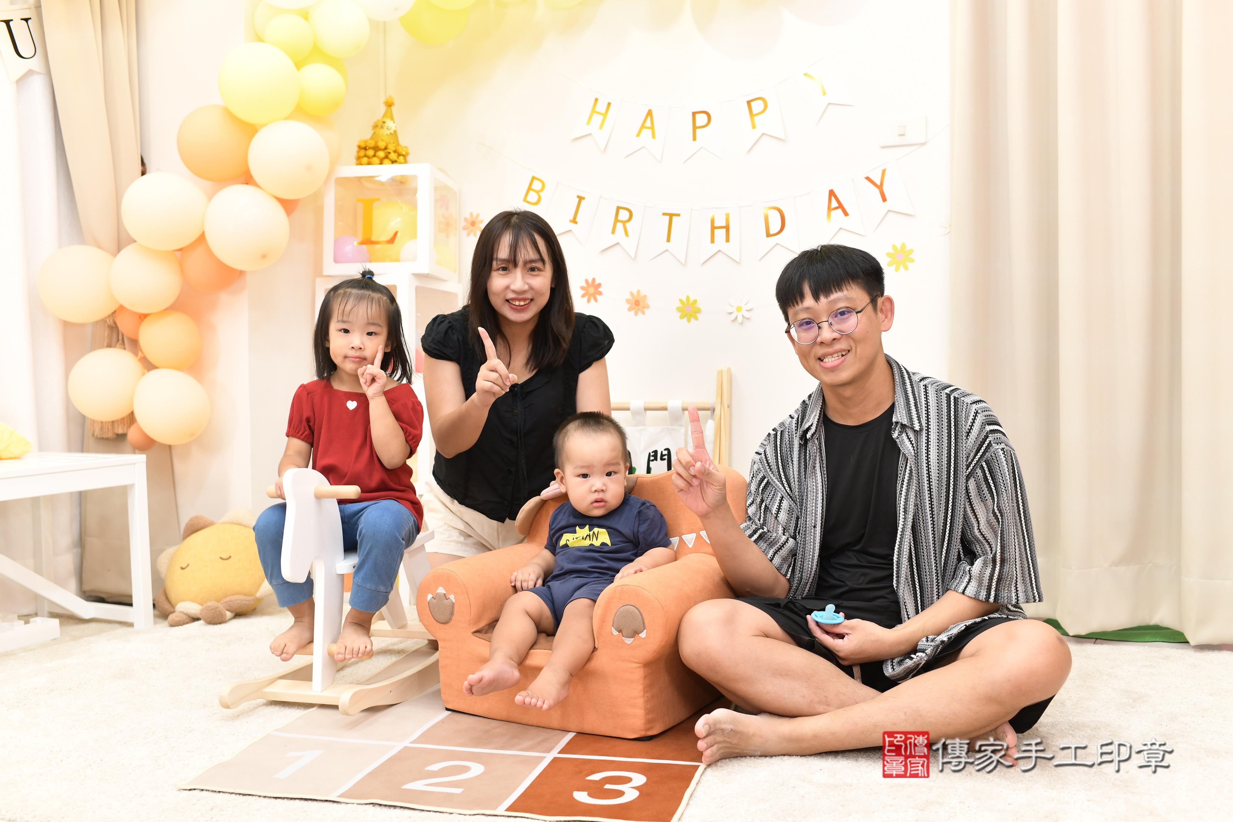 傳家手工印章高雄店、抓周、度脺、中國風會場、傳家嬰兒古禮、吉祥話、抓周道具物品24種、拍照。抓周證書。寶寶抓周、滿周歲、生日快樂、祝福 傳家手工印章高雄店、抓周、度脺、中國風會場、傳家嬰兒古禮、吉祥話、抓周道具物品24種、拍照。抓周證書。寶寶抓周、滿周歲、生日快樂、祝福