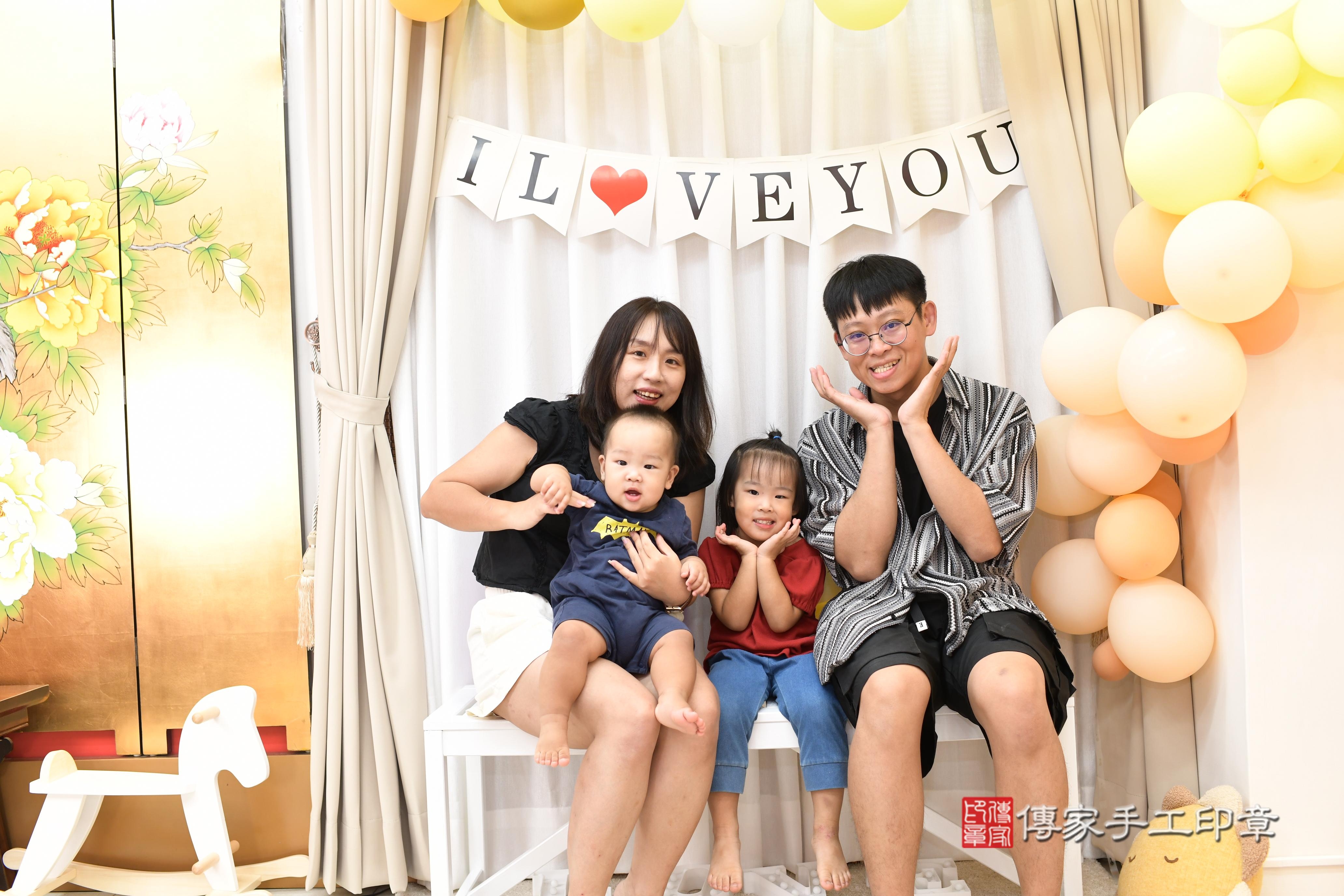 傳家手工印章高雄店、抓周、度脺、中國風會場、傳家嬰兒古禮、吉祥話、抓周道具物品24種、拍照。抓周證書。寶寶抓周、滿周歲、生日快樂、祝福 傳家手工印章高雄店、抓周、度脺、中國風會場、傳家嬰兒古禮、吉祥話、抓周道具物品24種、拍照。抓周證書。寶寶抓周、滿周歲、生日快樂、祝福