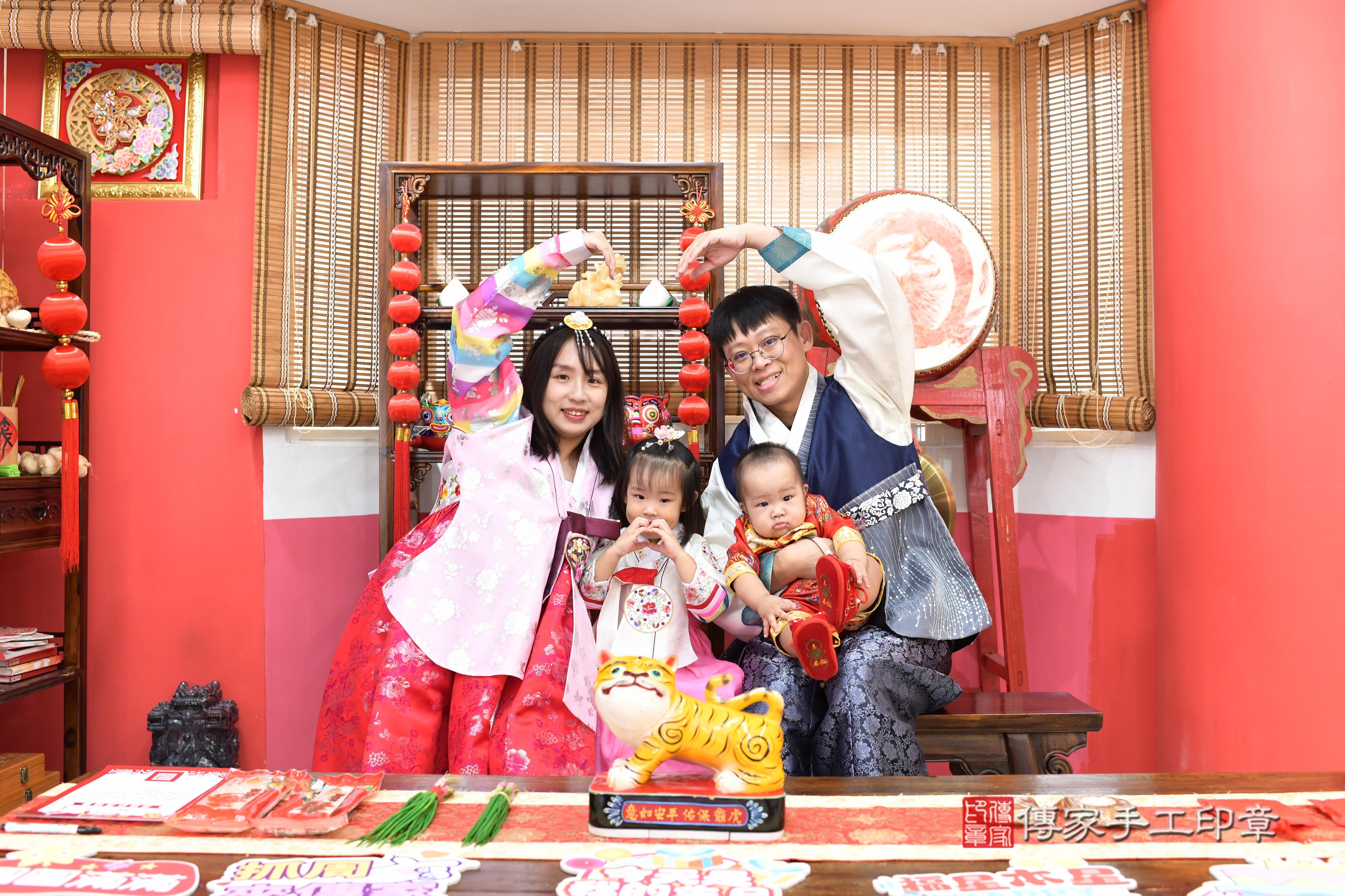 傳家手工印章高雄店、抓周、度脺、中國風會場、傳家嬰兒古禮、吉祥話、抓周道具物品24種、拍照。抓周證書。寶寶抓周、滿周歲、生日快樂、祝福 傳家手工印章高雄店、抓周、度脺、中國風會場、傳家嬰兒古禮、吉祥話、抓周道具物品24種、拍照。抓周證書。寶寶抓周、滿周歲、生日快樂、祝福