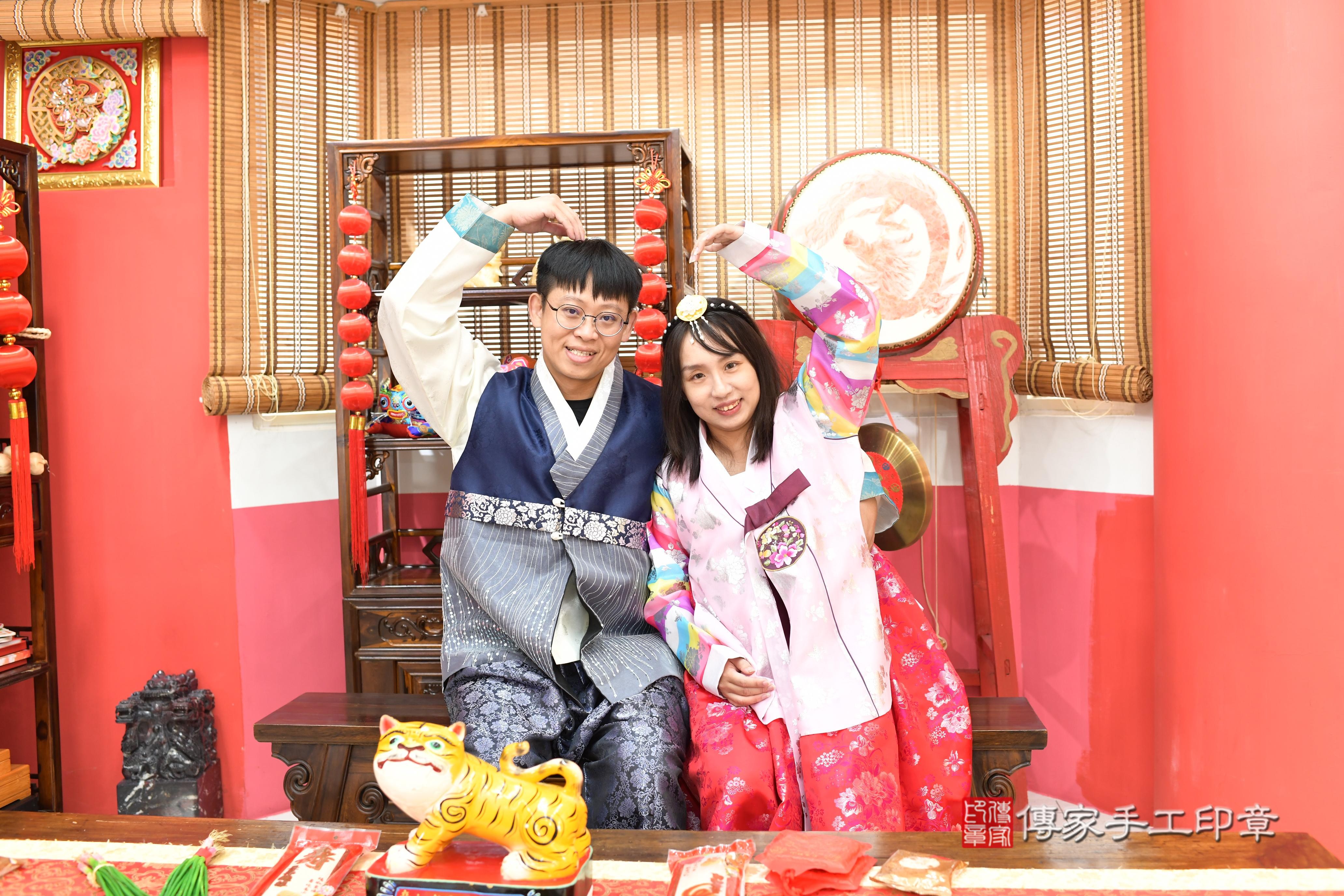 傳家手工印章高雄店、抓周、度脺、中國風會場、傳家嬰兒古禮、吉祥話、抓周道具物品24種、拍照。抓周證書。寶寶抓周、滿周歲、生日快樂、祝福 傳家手工印章高雄店、抓周、度脺、中國風會場、傳家嬰兒古禮、吉祥話、抓周道具物品24種、拍照。抓周證書。寶寶抓周、滿周歲、生日快樂、祝福