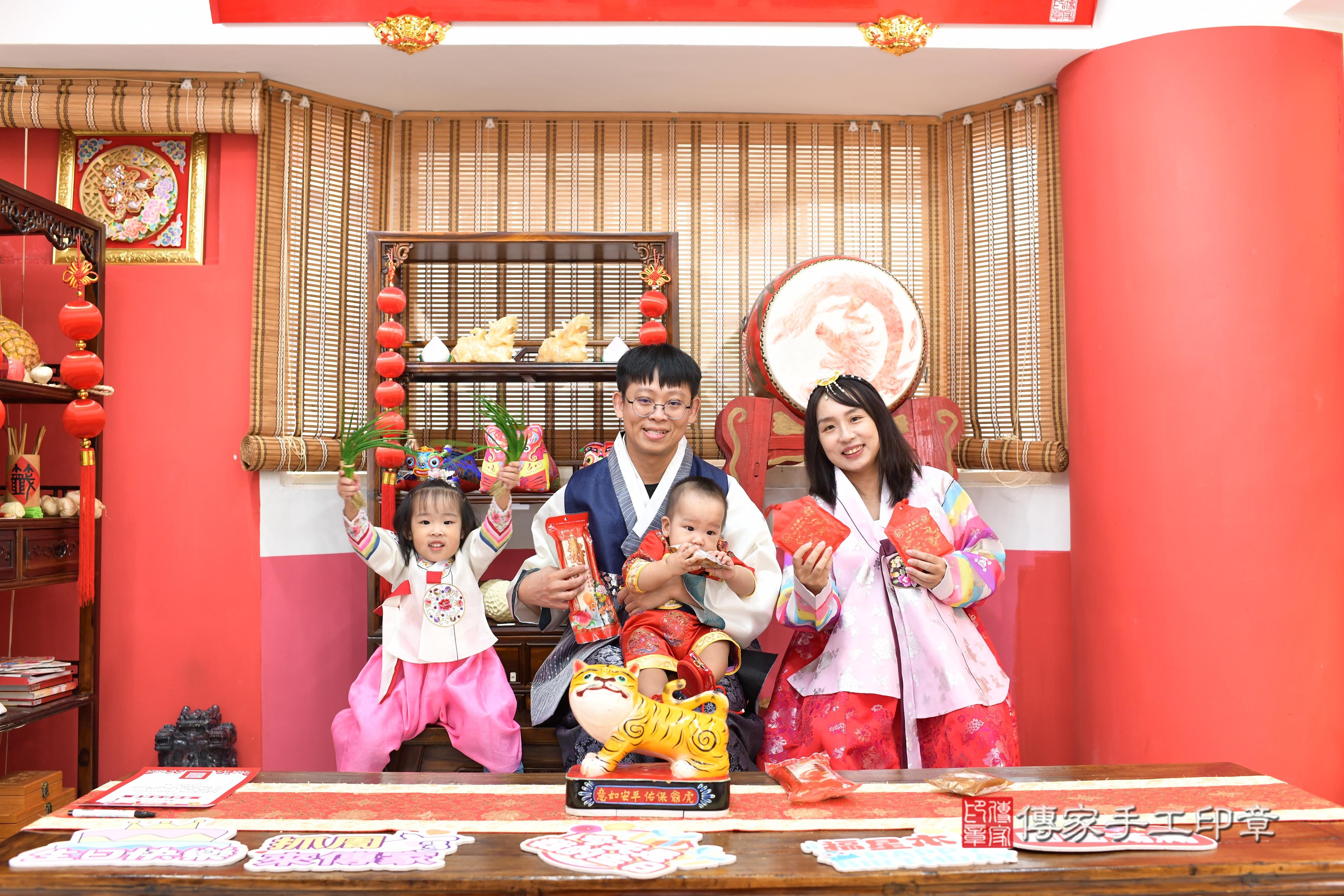 傳家手工印章高雄店、抓周、度脺、中國風會場、傳家嬰兒古禮、吉祥話、抓周道具物品24種、拍照。抓周證書。寶寶抓周、滿周歲、生日快樂、祝福 傳家手工印章高雄店、抓周、度脺、中國風會場、傳家嬰兒古禮、吉祥話、抓周道具物品24種、拍照。抓周證書。寶寶抓周、滿周歲、生日快樂、祝福