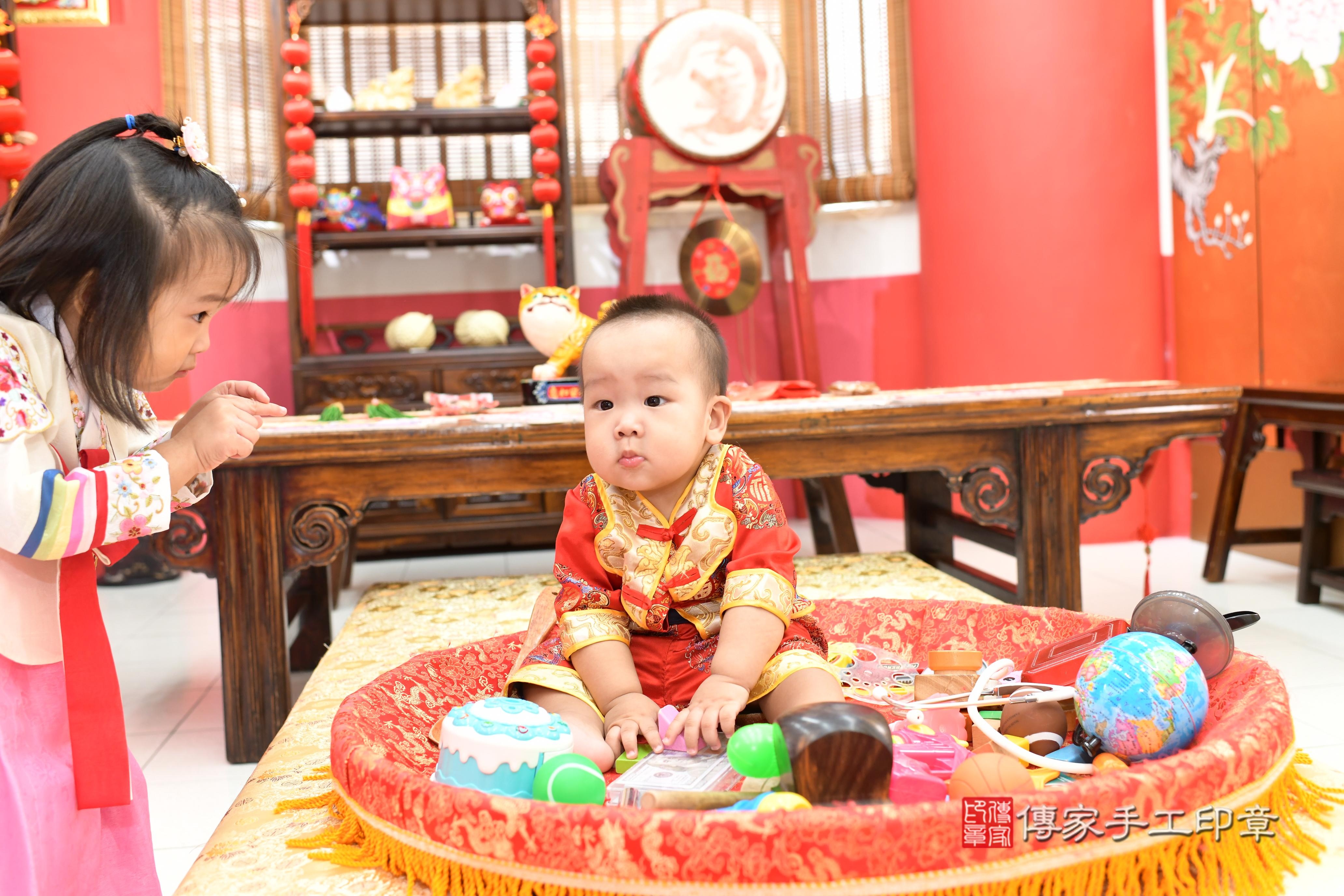 傳家手工印章高雄店、抓周、度脺、中國風會場、傳家嬰兒古禮、吉祥話、抓周道具物品24種、拍照。抓周證書。寶寶抓周、滿周歲、生日快樂、祝福 傳家手工印章高雄店、抓周、度脺、中國風會場、傳家嬰兒古禮、吉祥話、抓周道具物品24種、拍照。抓周證書。寶寶抓周、滿周歲、生日快樂、祝福