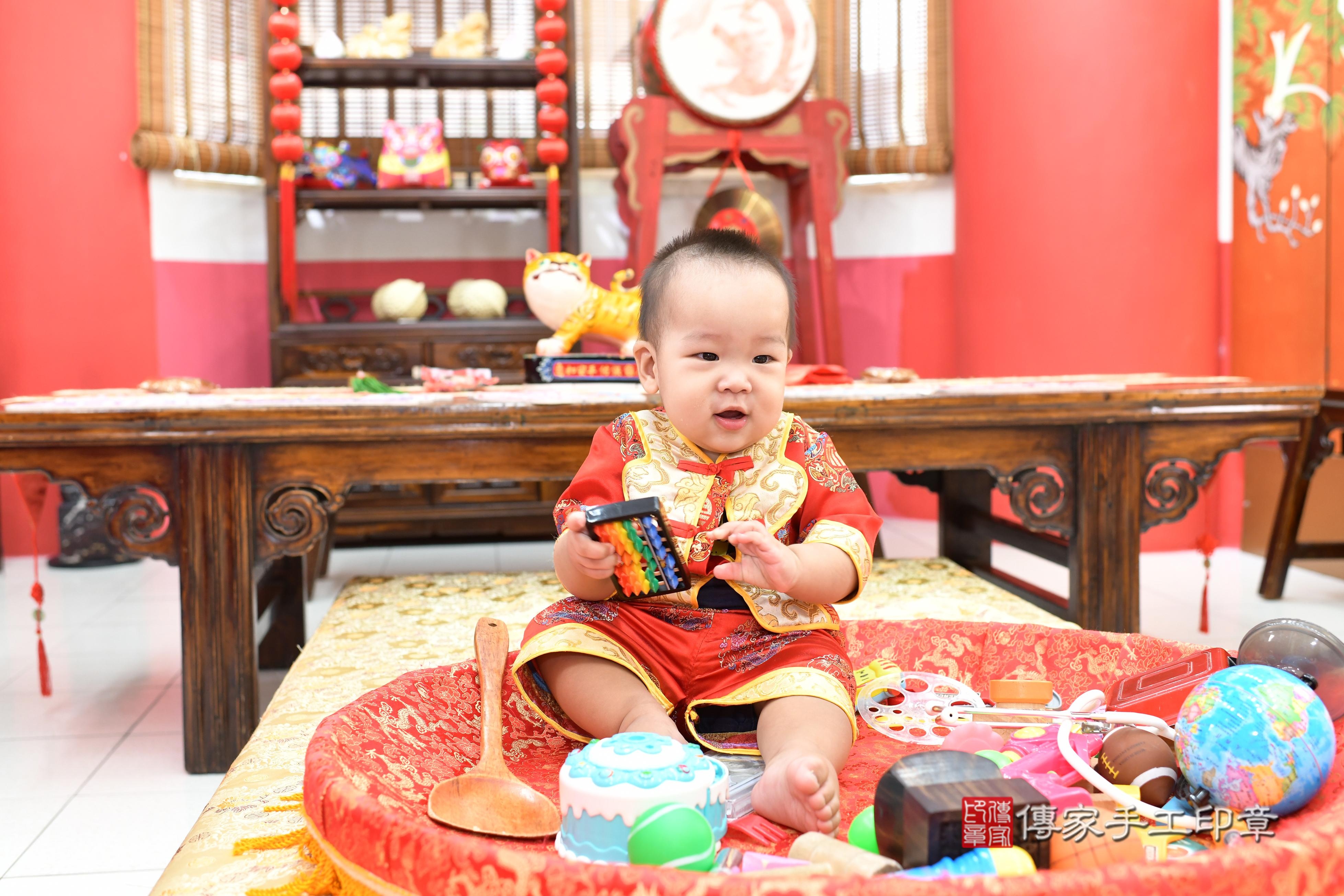 傳家手工印章高雄店、抓周、度脺、中國風會場、傳家嬰兒古禮、吉祥話、抓周道具物品24種、拍照。抓周證書。寶寶抓周、滿周歲、生日快樂、祝福 傳家手工印章高雄店、抓周、度脺、中國風會場、傳家嬰兒古禮、吉祥話、抓周道具物品24種、拍照。抓周證書。寶寶抓周、滿周歲、生日快樂、祝福