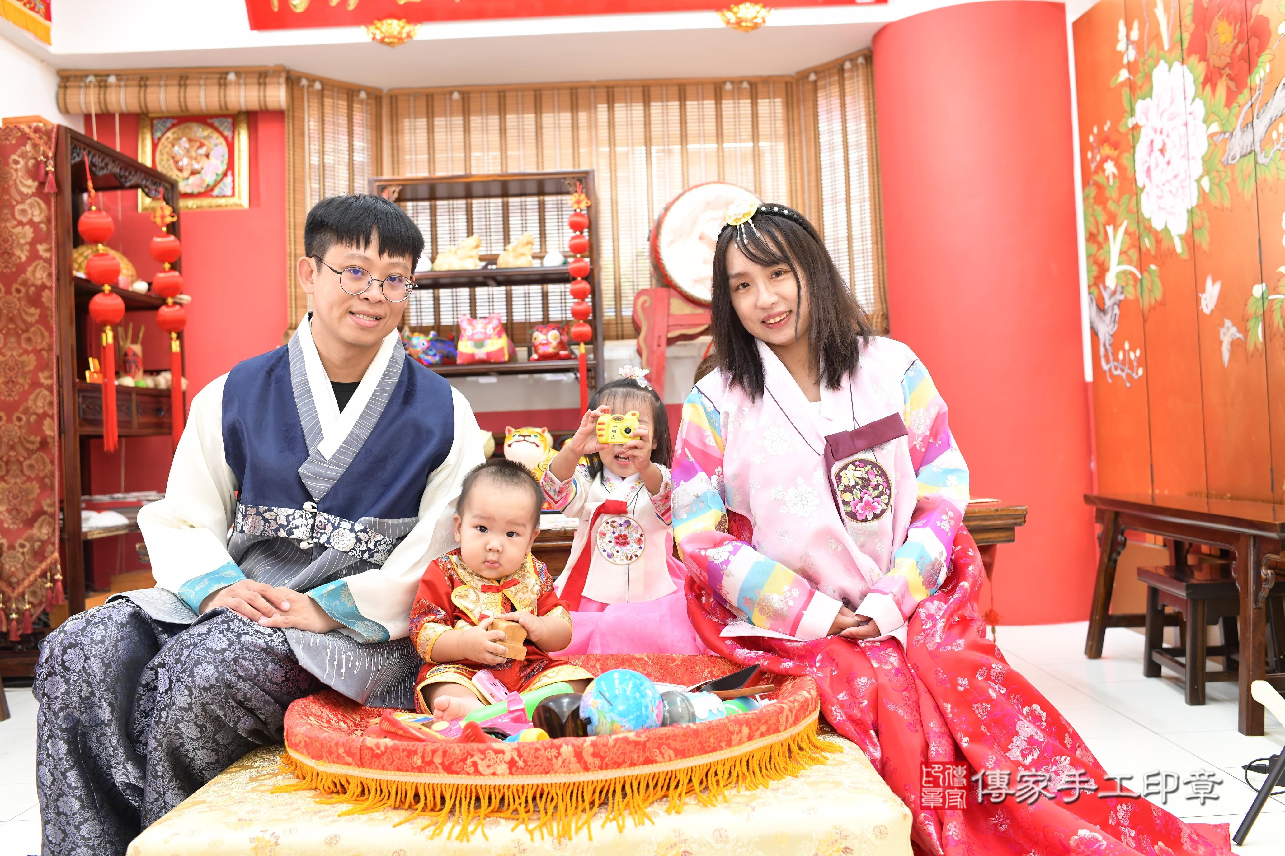 傳家手工印章高雄店、抓周、度脺、中國風會場、傳家嬰兒古禮、吉祥話、抓周道具物品24種、拍照。抓周證書。寶寶抓周、滿周歲、生日快樂、祝福 傳家手工印章高雄店、抓周、度脺、中國風會場、傳家嬰兒古禮、吉祥話、抓周道具物品24種、拍照。抓周證書。寶寶抓周、滿周歲、生日快樂、祝福