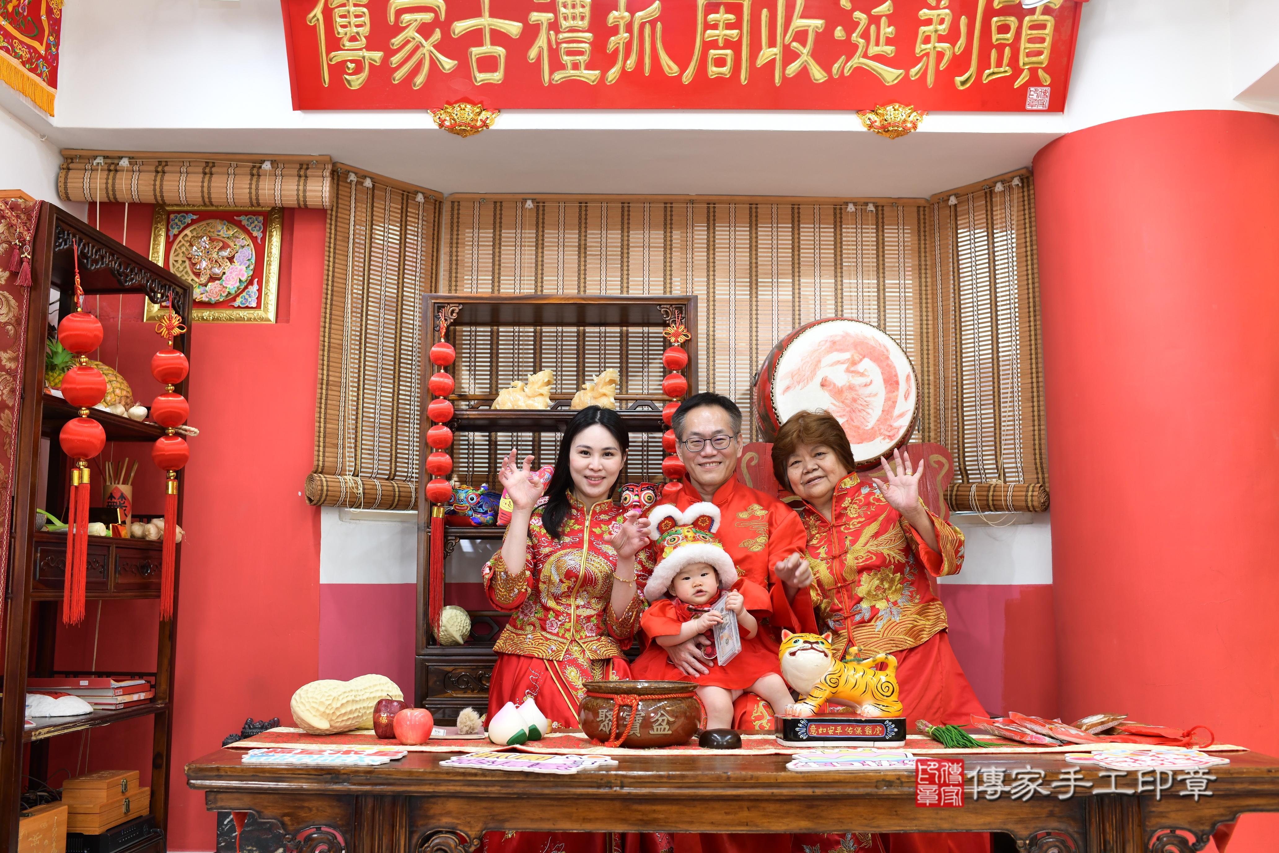 傳家手工印章高雄店、抓周、度脺、中國風會場、傳家嬰兒古禮、吉祥話、抓周道具物品24種、拍照。抓周證書。寶寶抓周、滿周歲、生日快樂、祝福