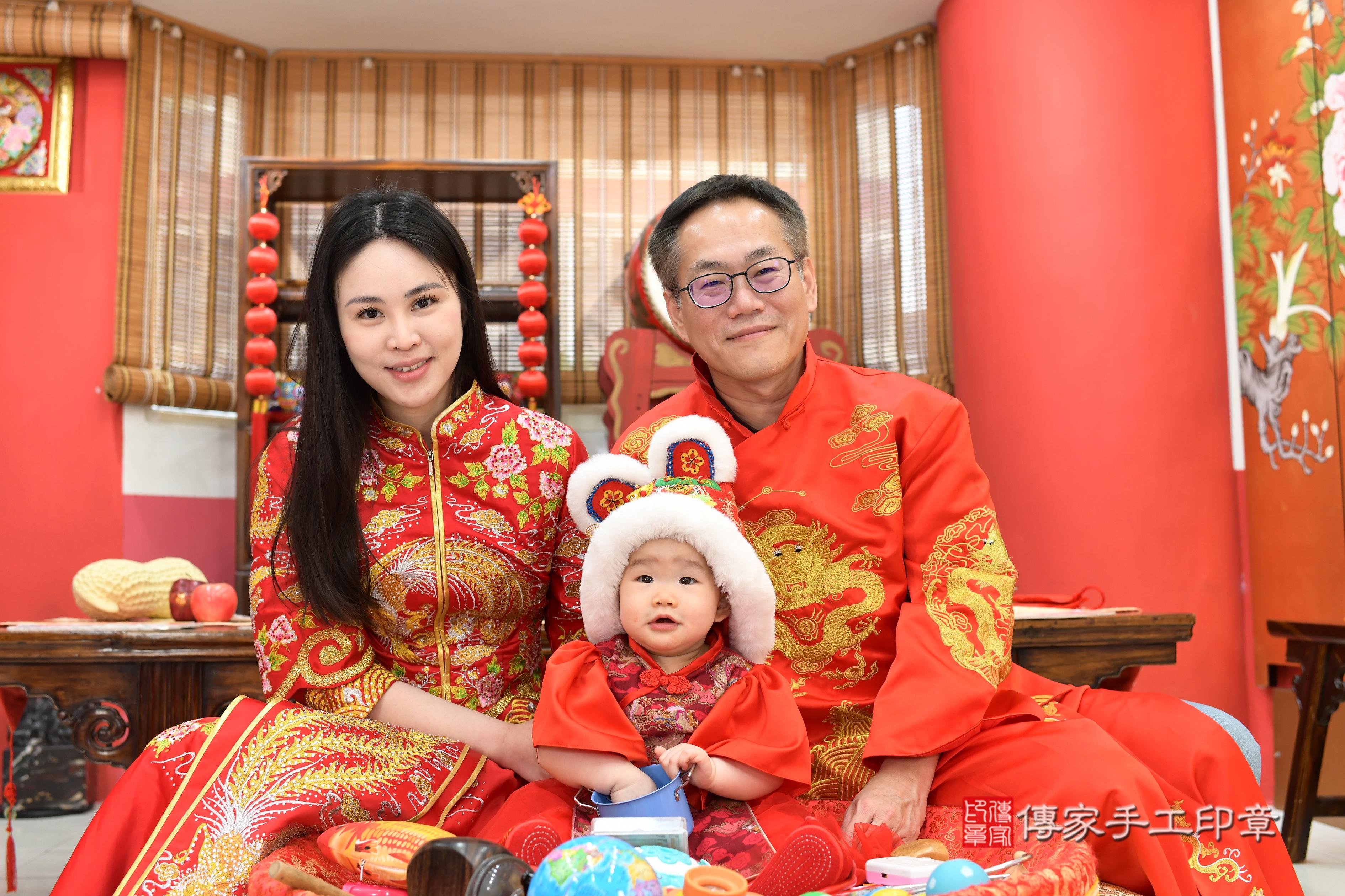 傳家手工印章高雄店、抓周、度脺、中國風會場、傳家嬰兒古禮、吉祥話、抓周道具物品24種、拍照。抓周證書。寶寶抓周、滿周歲、生日快樂、祝福