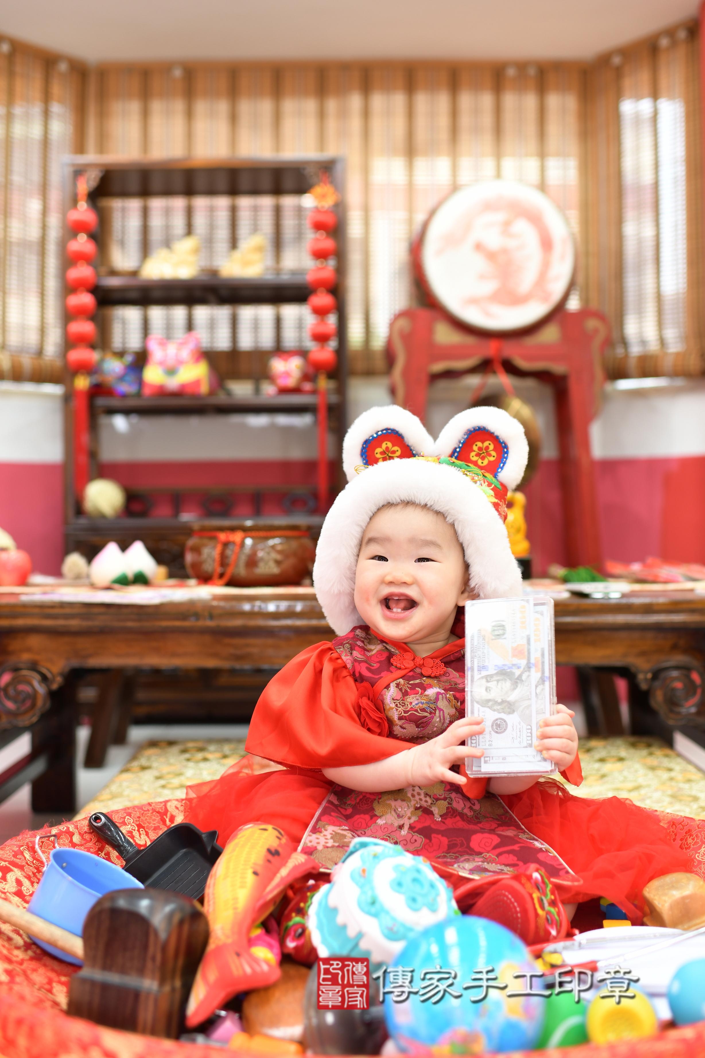 傳家手工印章高雄店、抓周、度脺、中國風會場、傳家嬰兒古禮、吉祥話、抓周道具物品24種、拍照。抓周證書。寶寶抓周、滿周歲、生日快樂、祝福