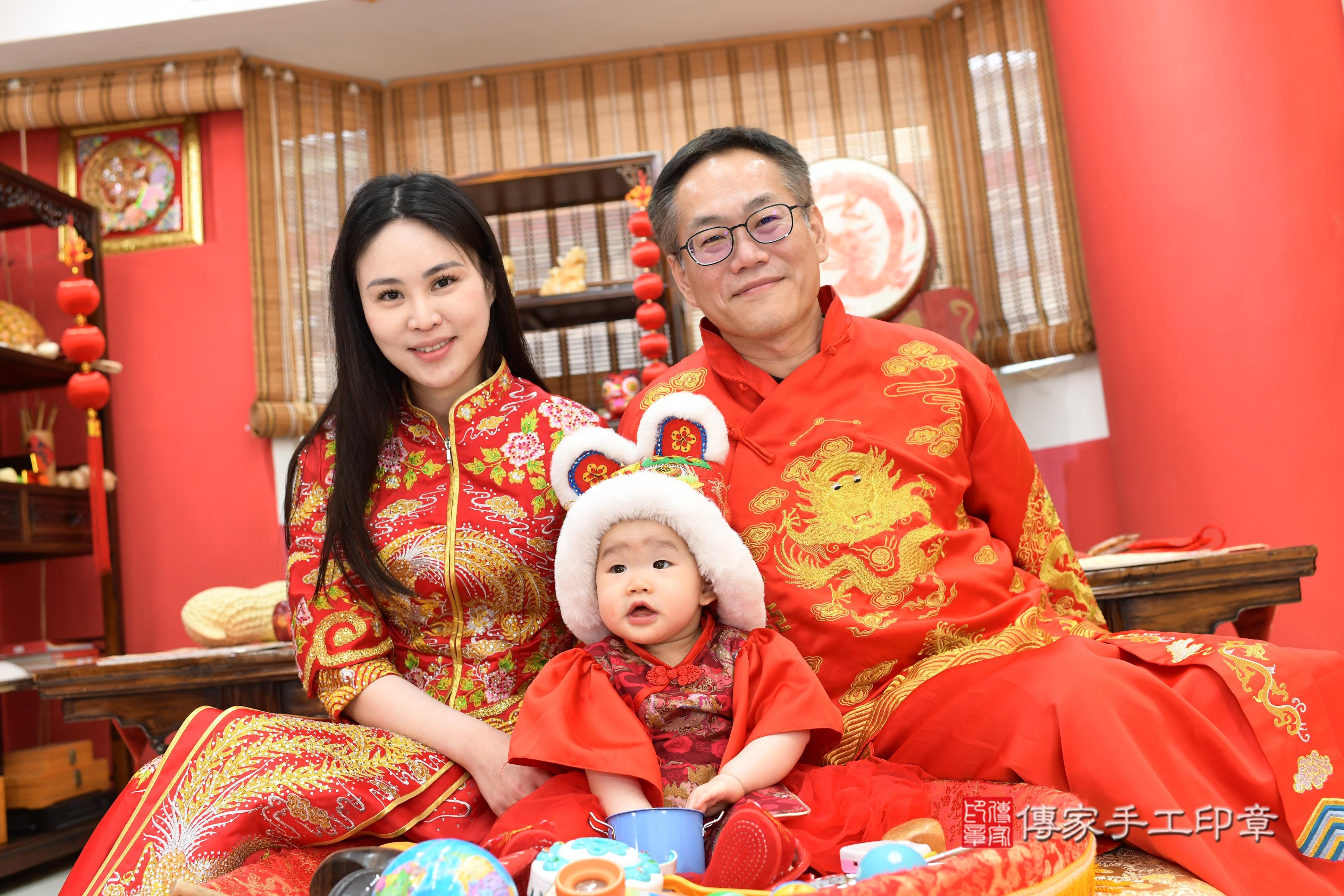 傳家手工印章高雄店、抓周、度脺、中國風會場、傳家嬰兒古禮、吉祥話、抓周道具物品24種、拍照。抓周證書。寶寶抓周、滿周歲、生日快樂、祝福