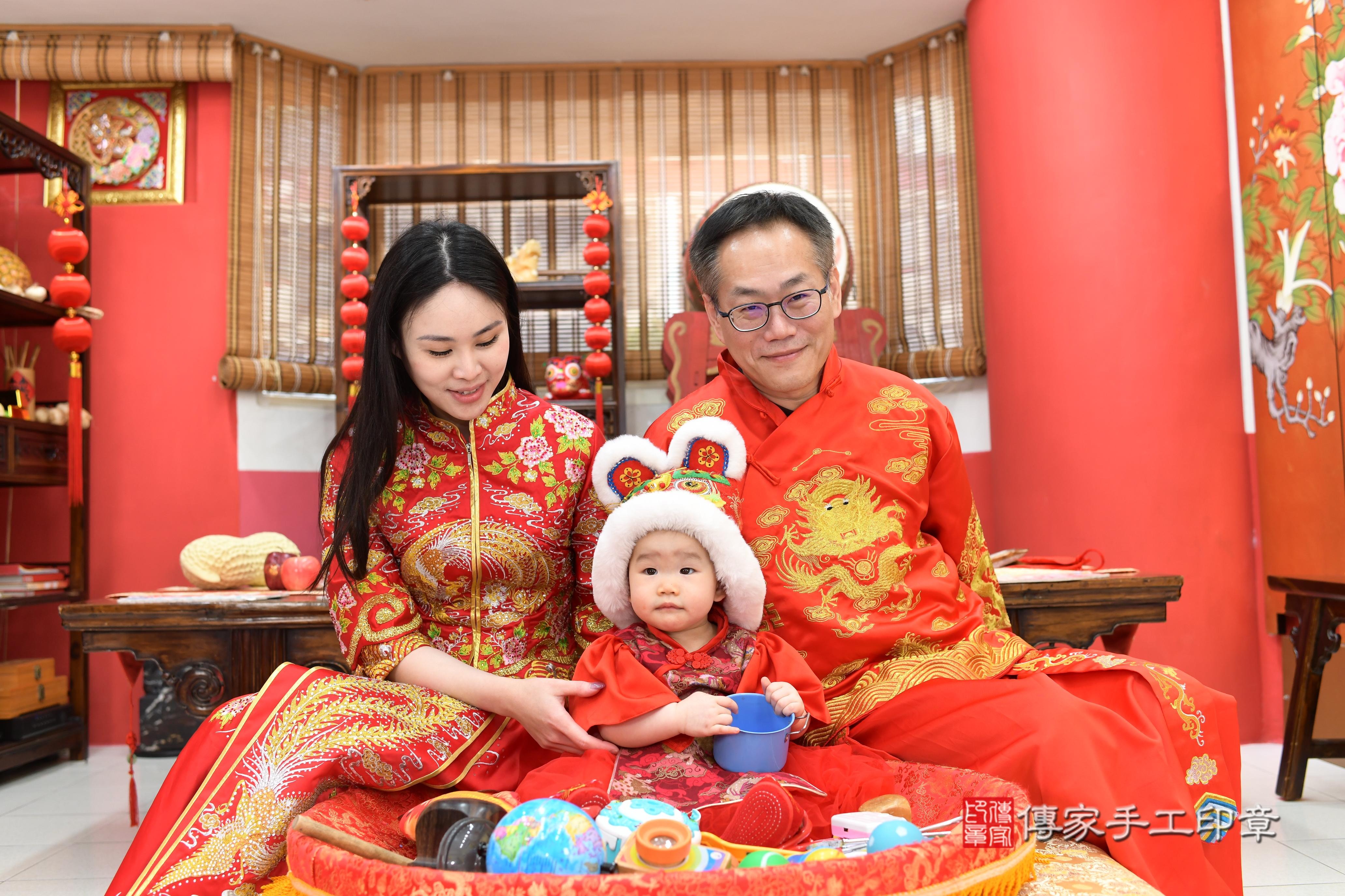 傳家手工印章高雄店、抓周、度脺、中國風會場、傳家嬰兒古禮、吉祥話、抓周道具物品24種、拍照。抓周證書。寶寶抓周、滿周歲、生日快樂、祝福