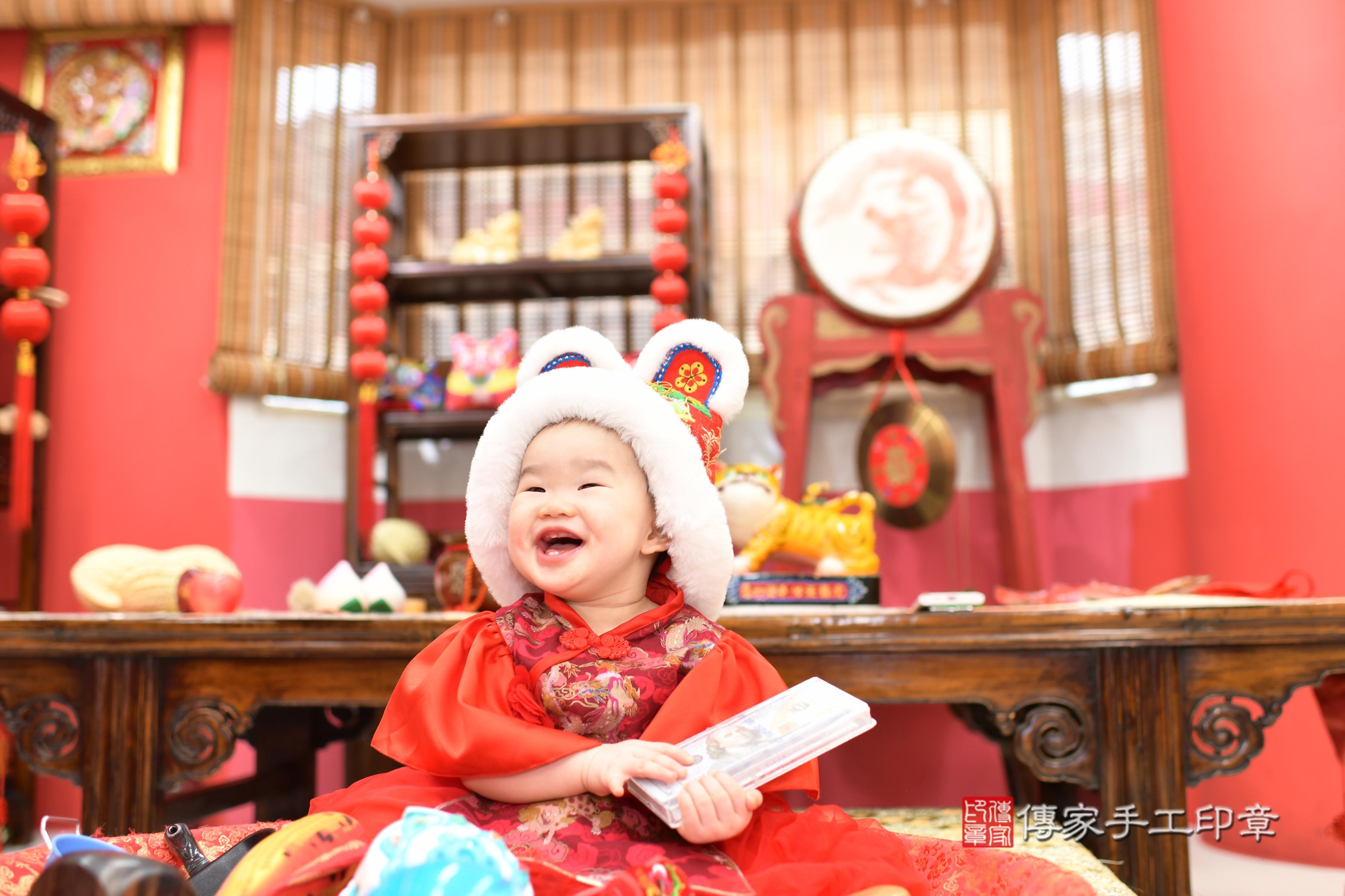 傳家手工印章高雄店、抓周、度脺、中國風會場、傳家嬰兒古禮、吉祥話、抓周道具物品24種、拍照。抓周證書。寶寶抓周、滿周歲、生日快樂、祝福