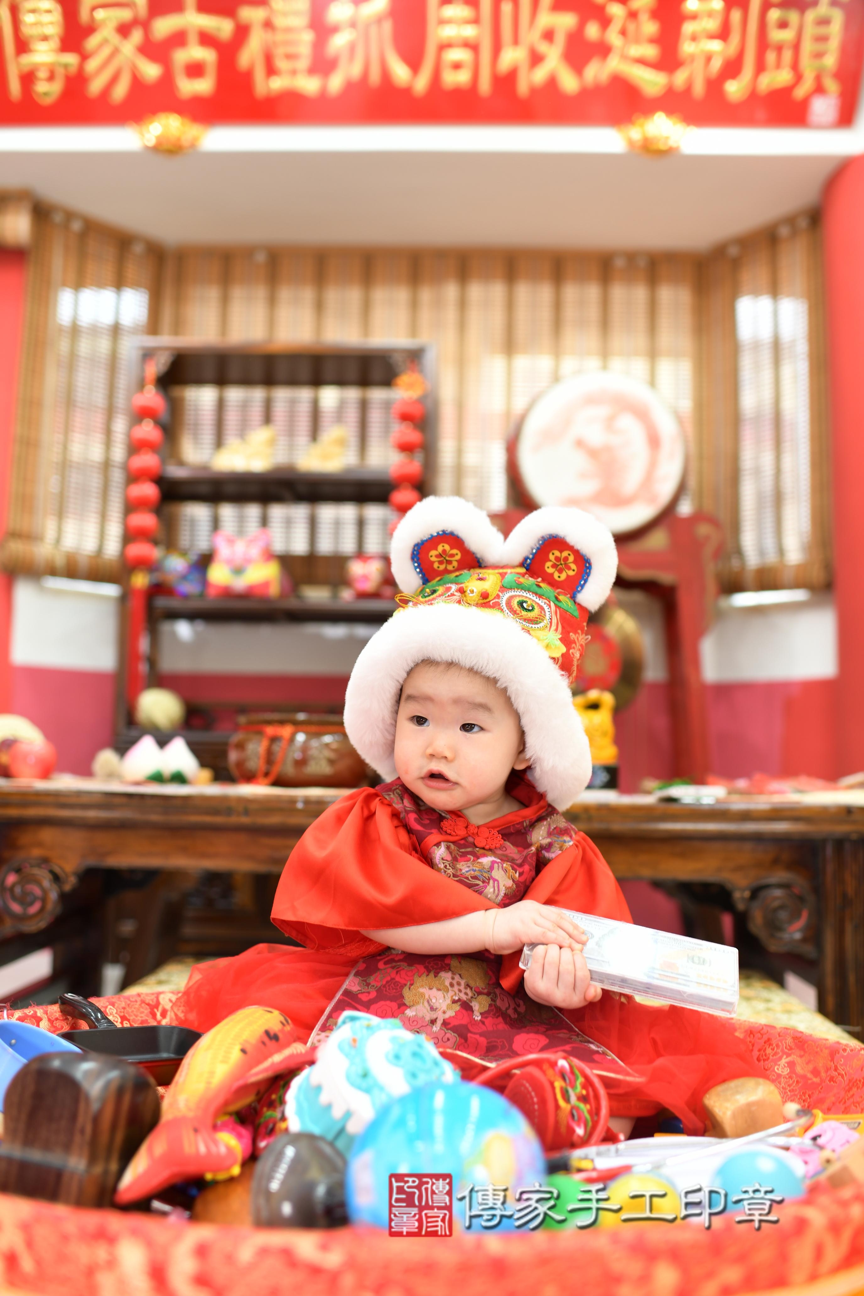 傳家手工印章高雄店、抓周、度脺、中國風會場、傳家嬰兒古禮、吉祥話、抓周道具物品24種、拍照。抓周證書。寶寶抓周、滿周歲、生日快樂、祝福