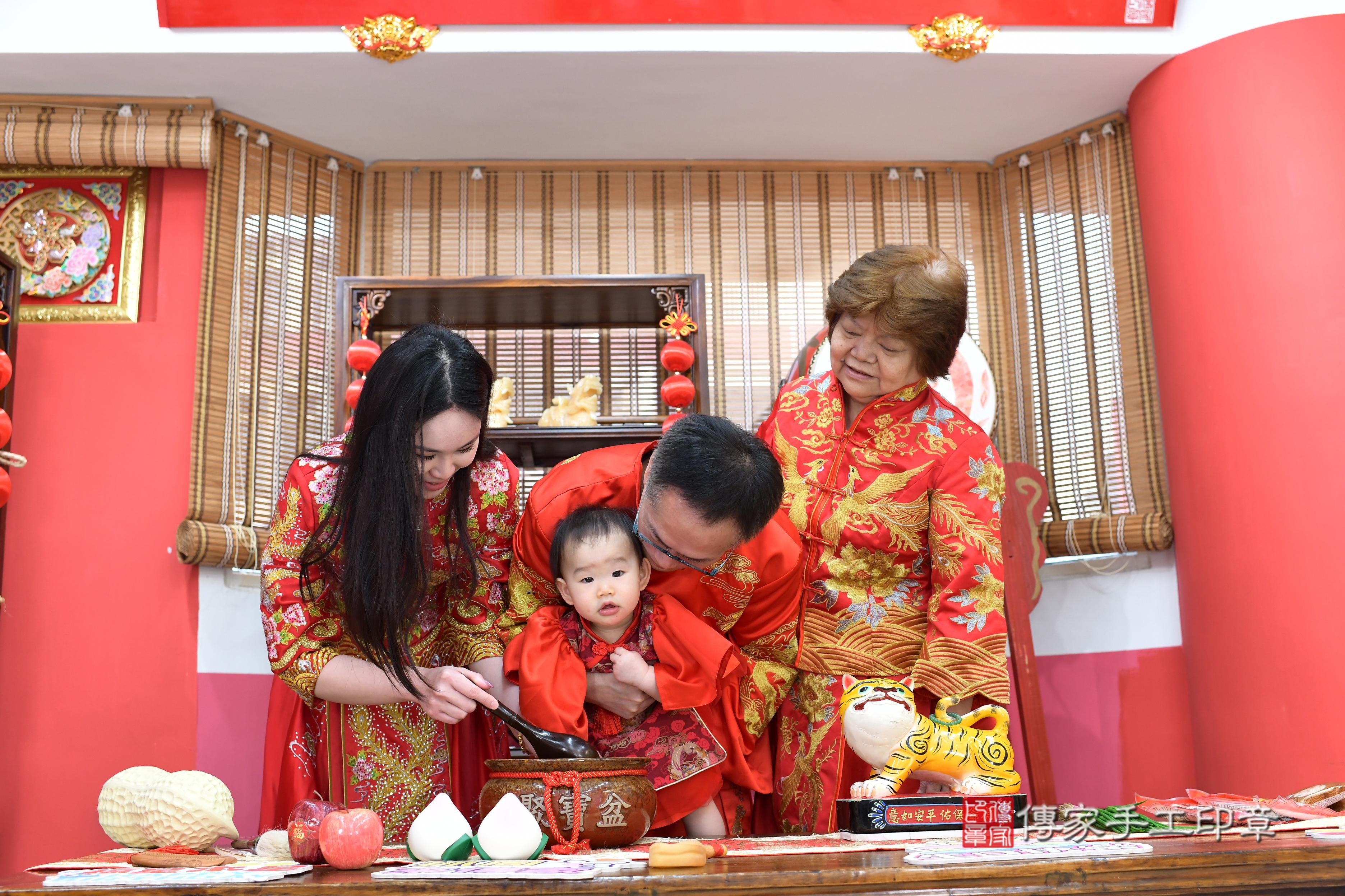 傳家手工印章高雄店、抓周、度脺、中國風會場、傳家嬰兒古禮、吉祥話、抓周道具物品24種、拍照。抓周證書。寶寶抓周、滿周歲、生日快樂、祝福