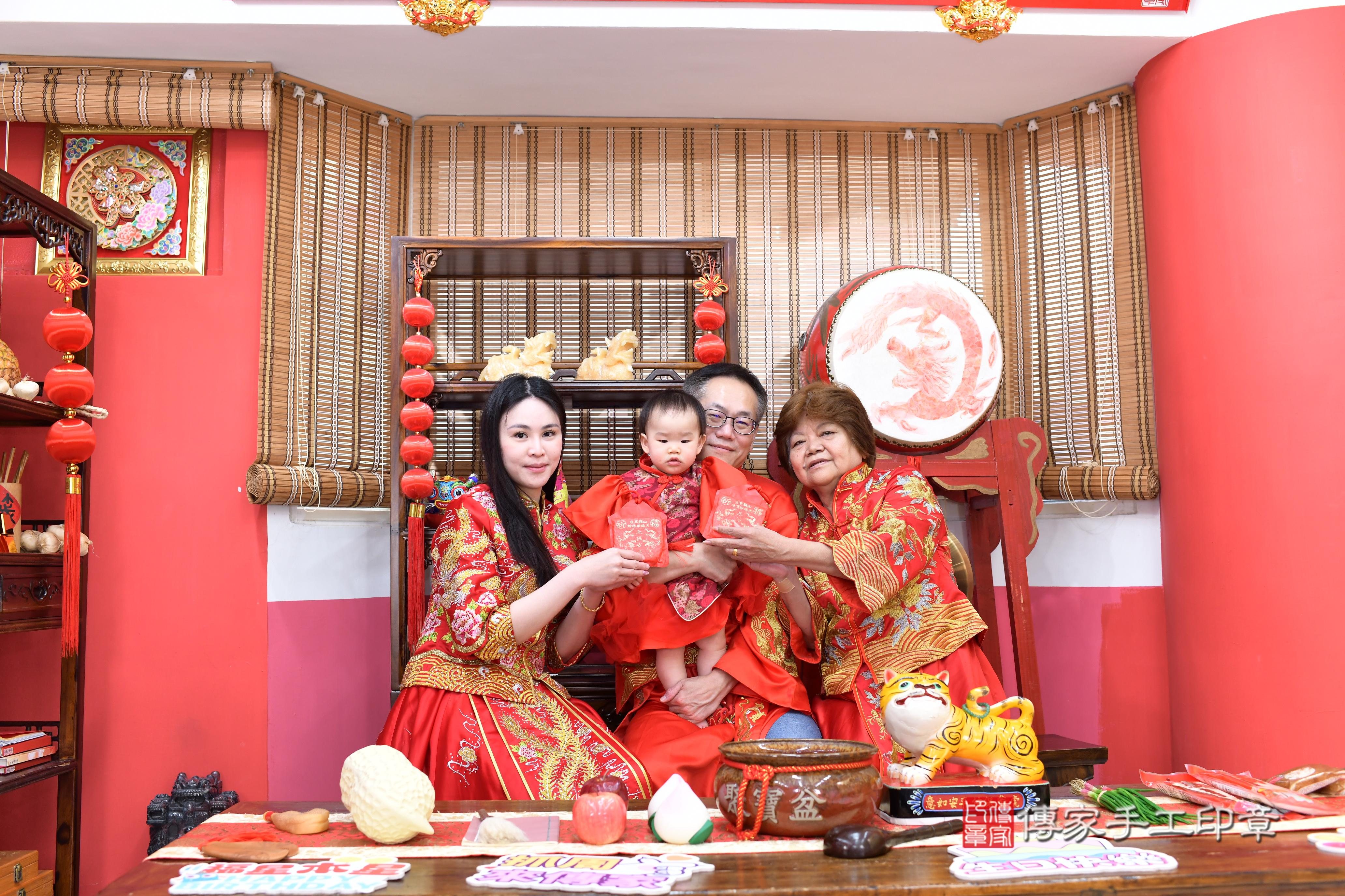 傳家手工印章高雄店、抓周、度脺、中國風會場、傳家嬰兒古禮、吉祥話、抓周道具物品24種、拍照。抓周證書。寶寶抓周、滿周歲、生日快樂、祝福