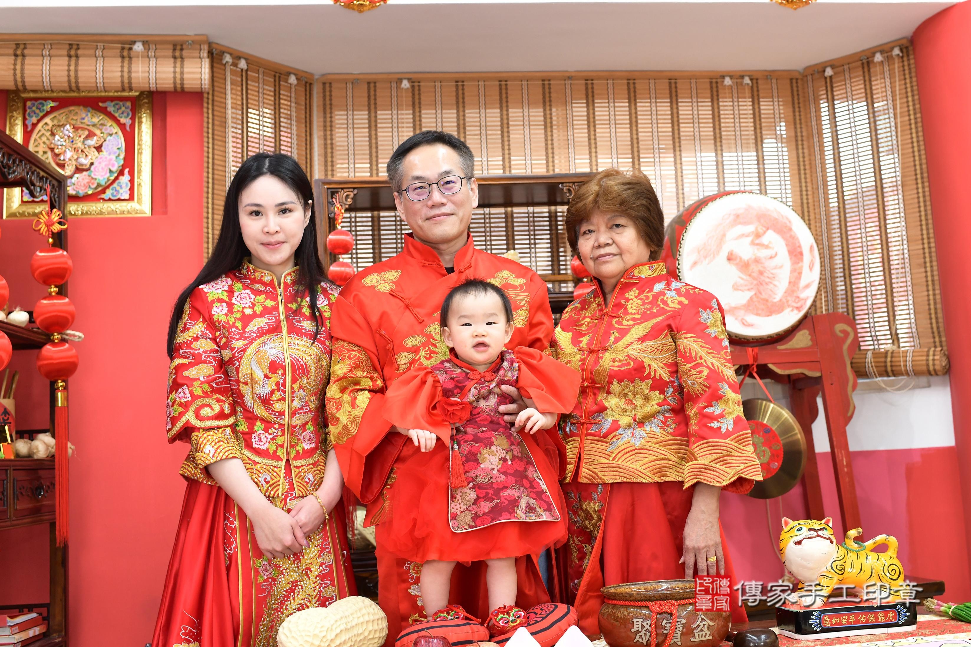 傳家手工印章高雄店、抓周、度脺、中國風會場、傳家嬰兒古禮、吉祥話、抓周道具物品24種、拍照。抓周證書。寶寶抓周、滿周歲、生日快樂、祝福